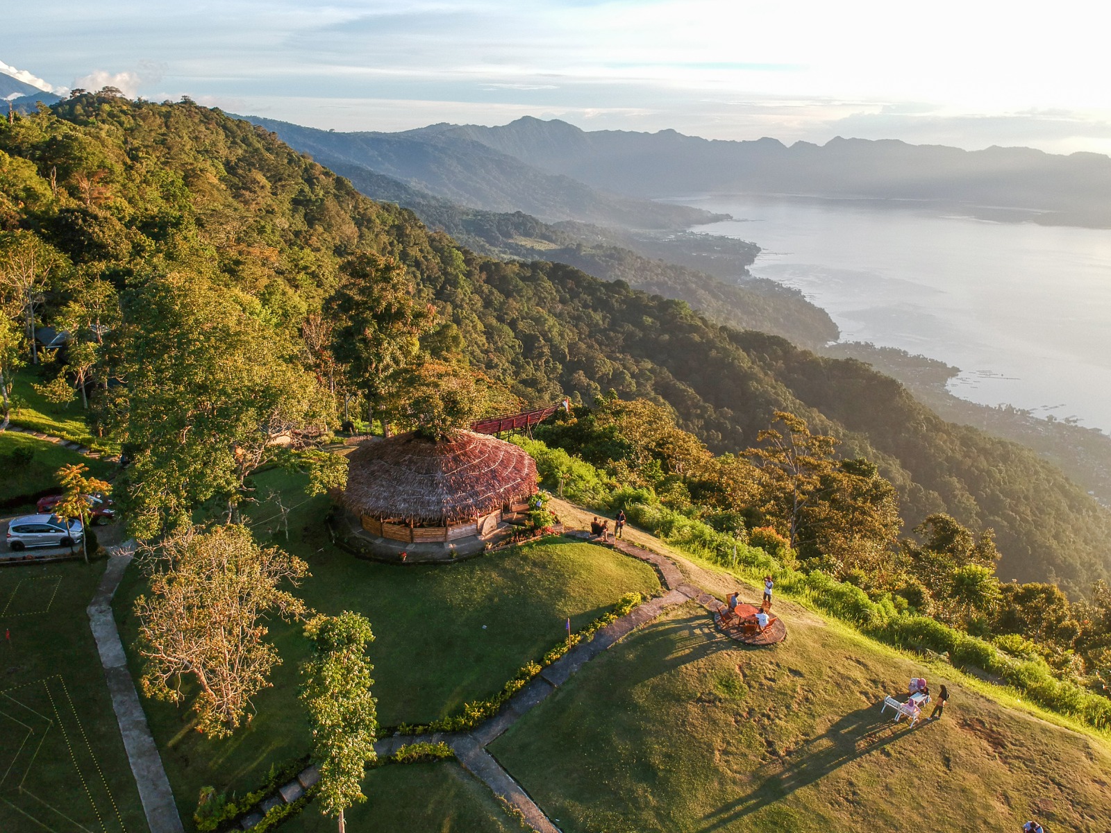 Hypeabis Menikmati Keindahan Danau Maninjau Dari Atas Ketinggian Di