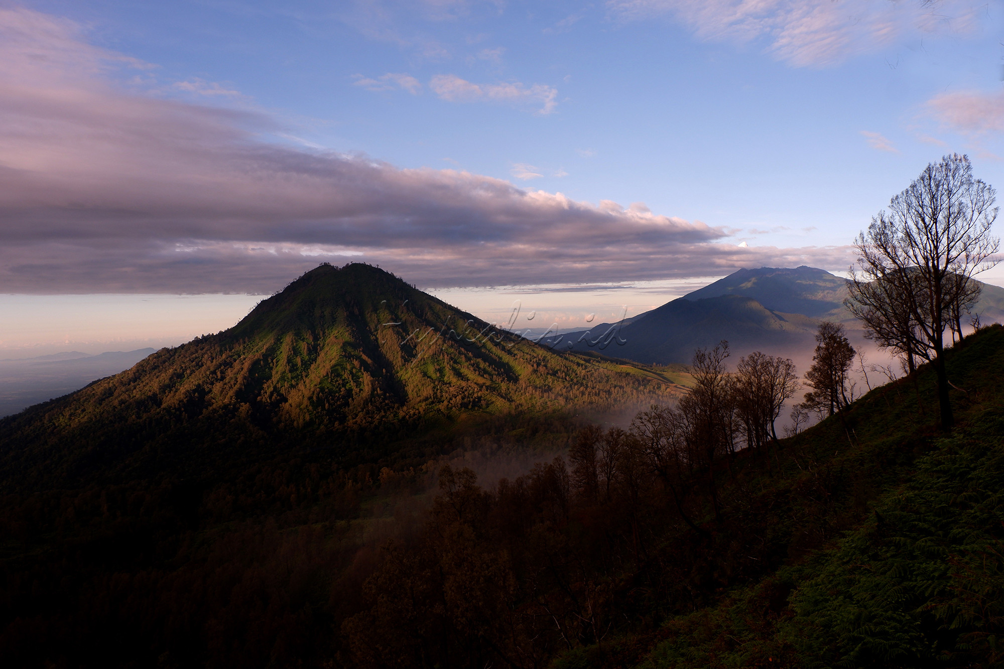 Hypeabis MENIKMATI MENTARI PAGI DI KAWAH IJEN