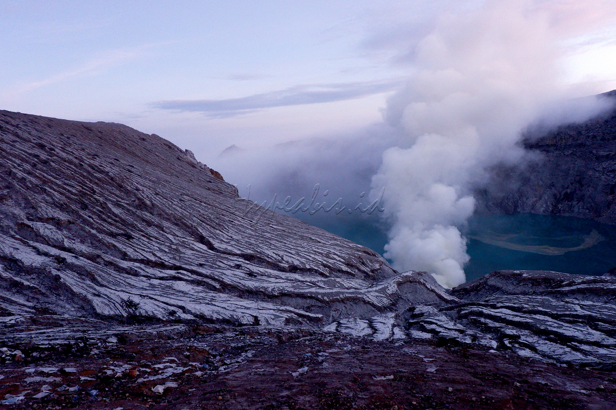 Hypeabis Menikmati Mentari Pagi Di Kawah Ijen