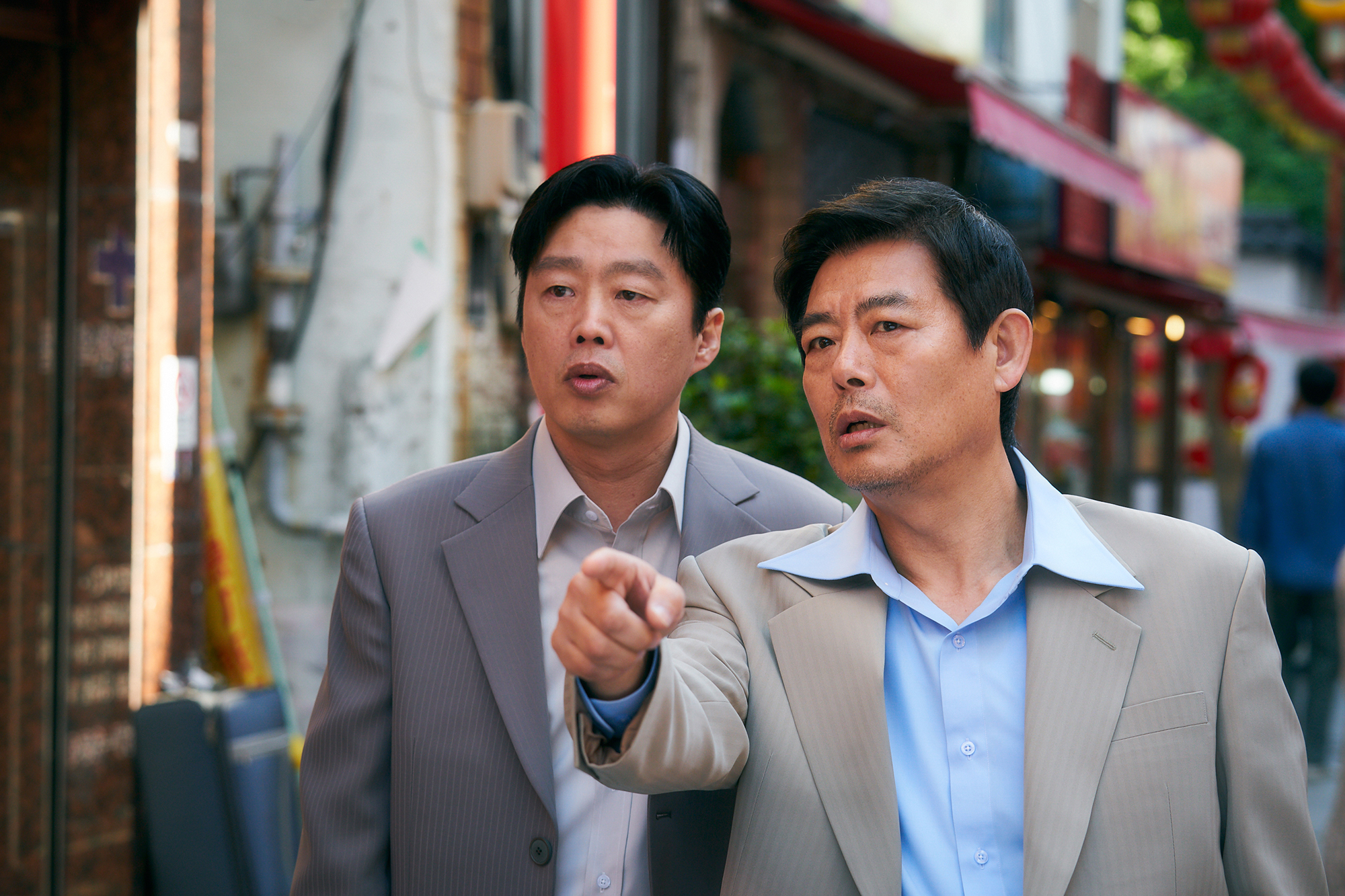 Doo Seok (Sung Dong Il) dan Jong Bae (Kim Hee Won) dalam Pawn (sumber: istimewa)