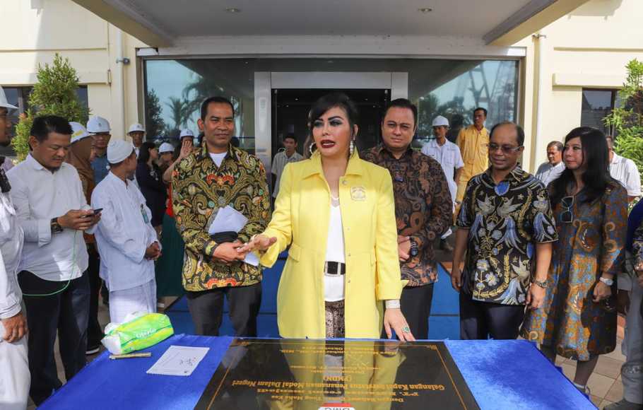Presiden Direktur PT Batamec Shipyard Maya Miranda Ambarsari saat menandatangani prasasti peresmian Batamec  (dok. pribadi)