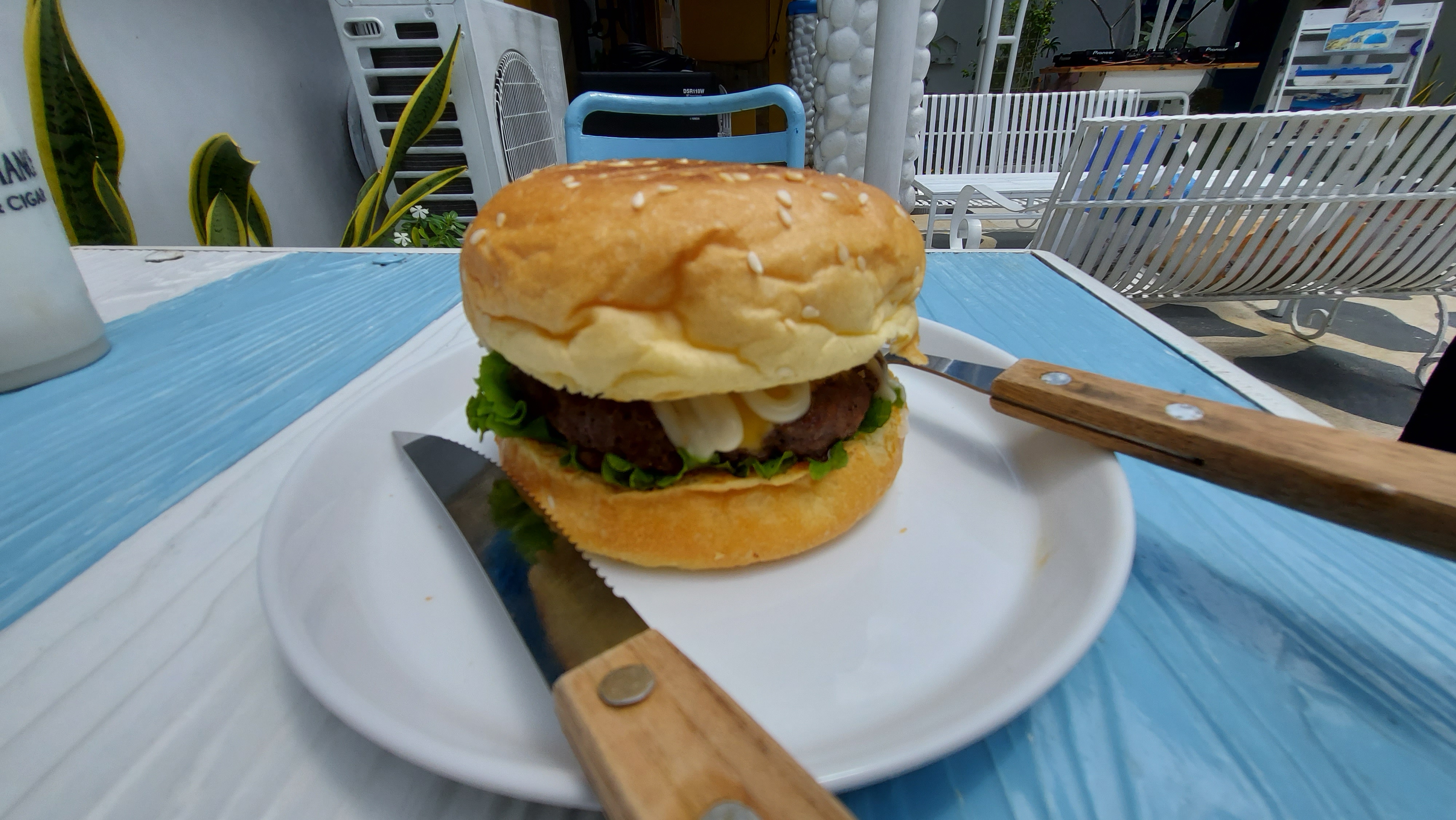 Menu burger di Teras Santorini (sumber: Hypeabis/Rezha Hadyan)