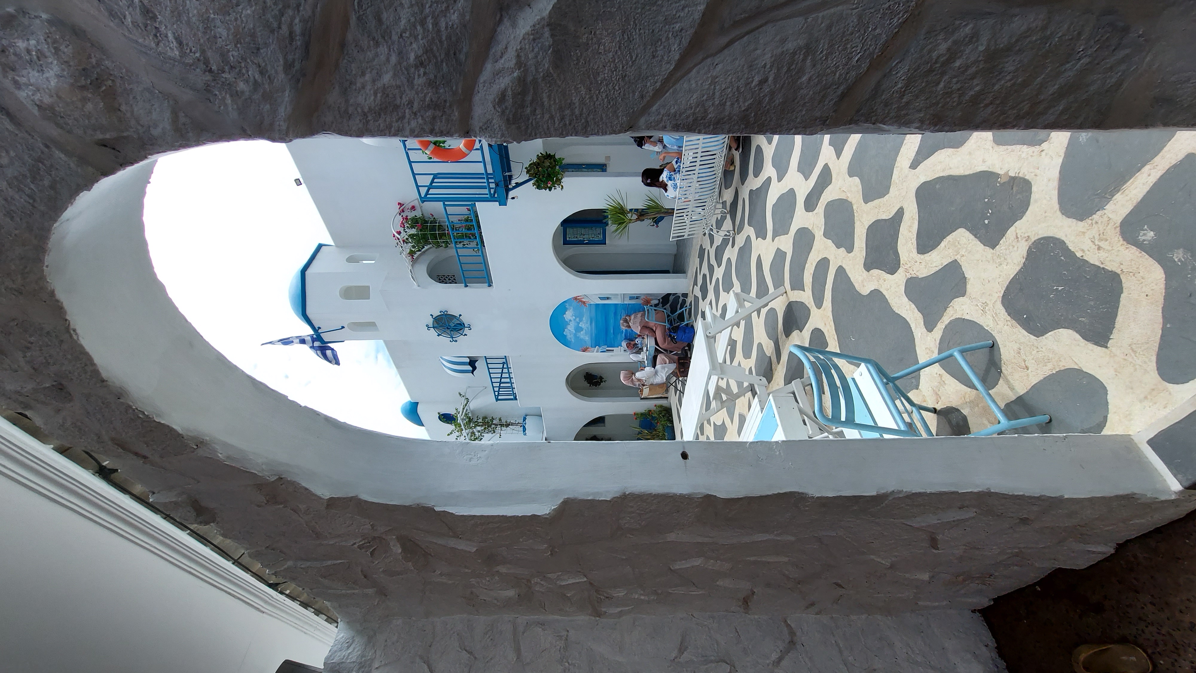 Pintu masuk menuju Teras Santorini (sumber: Hypeabis/Rezha Hadyan)