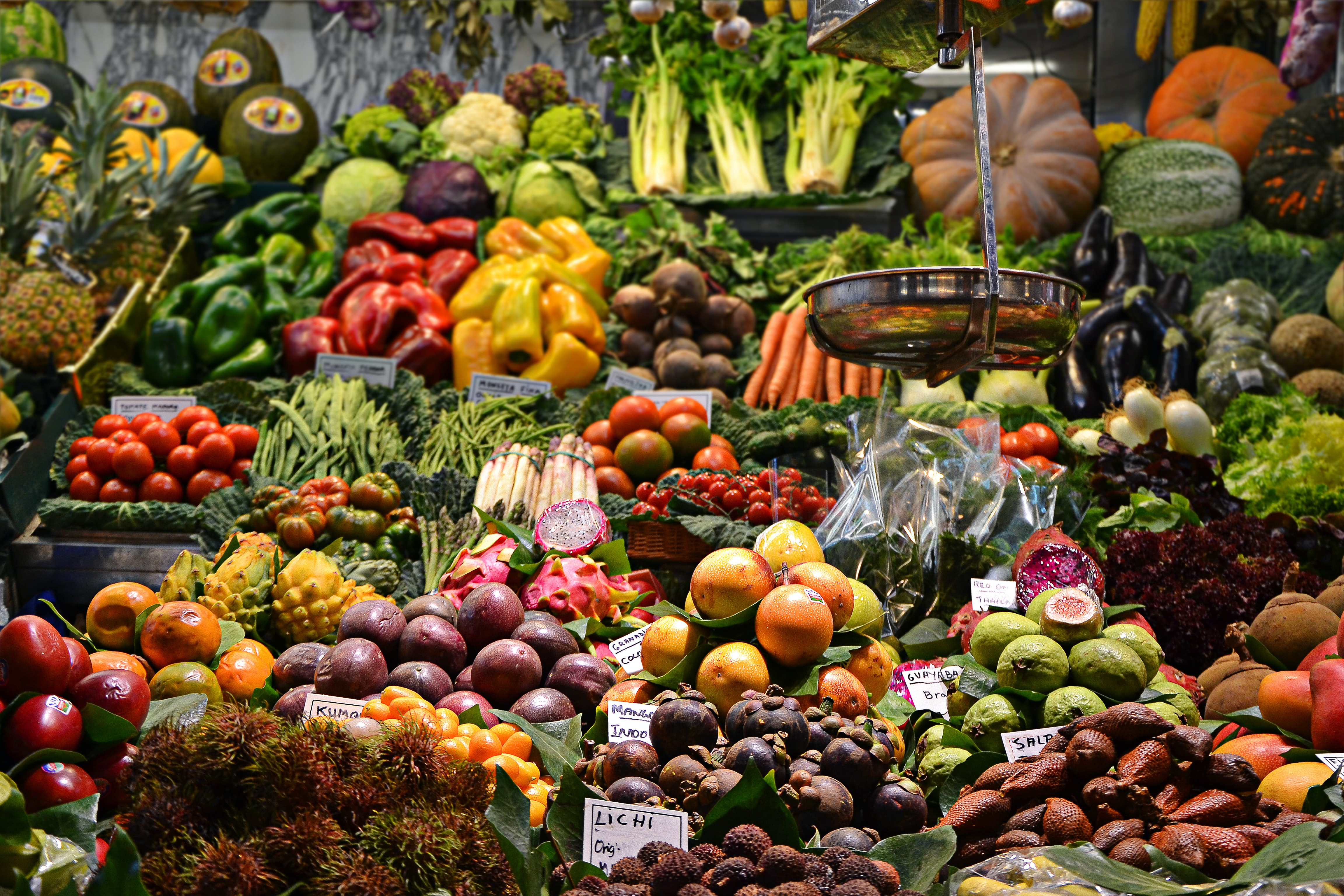 Buah dan sayuran di pasar (Photo by ja ma on Unsplash)