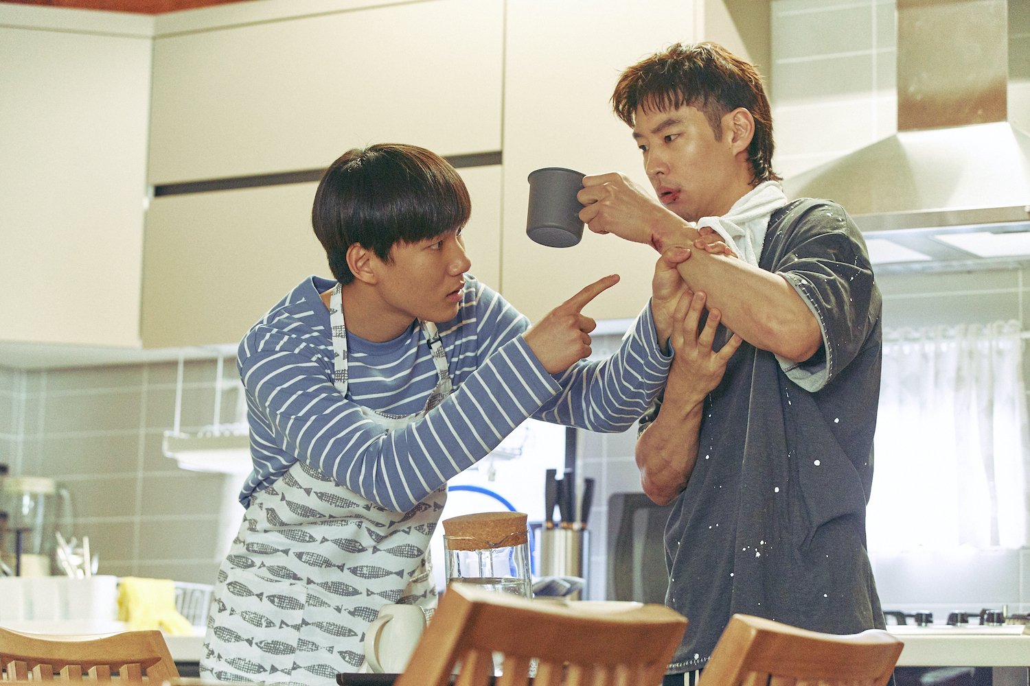 Tang Jun-sang (kiri) dan Lee Je-hoon (kanan) dalam drama Korea Move to Heaven (Dok. Netflix)