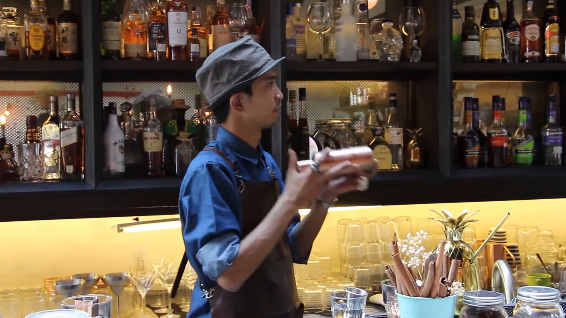 Seorang bartender tengah meracik minuman di Hause Rooftop (dok: Hause Rooftop Bar & Restaurant)