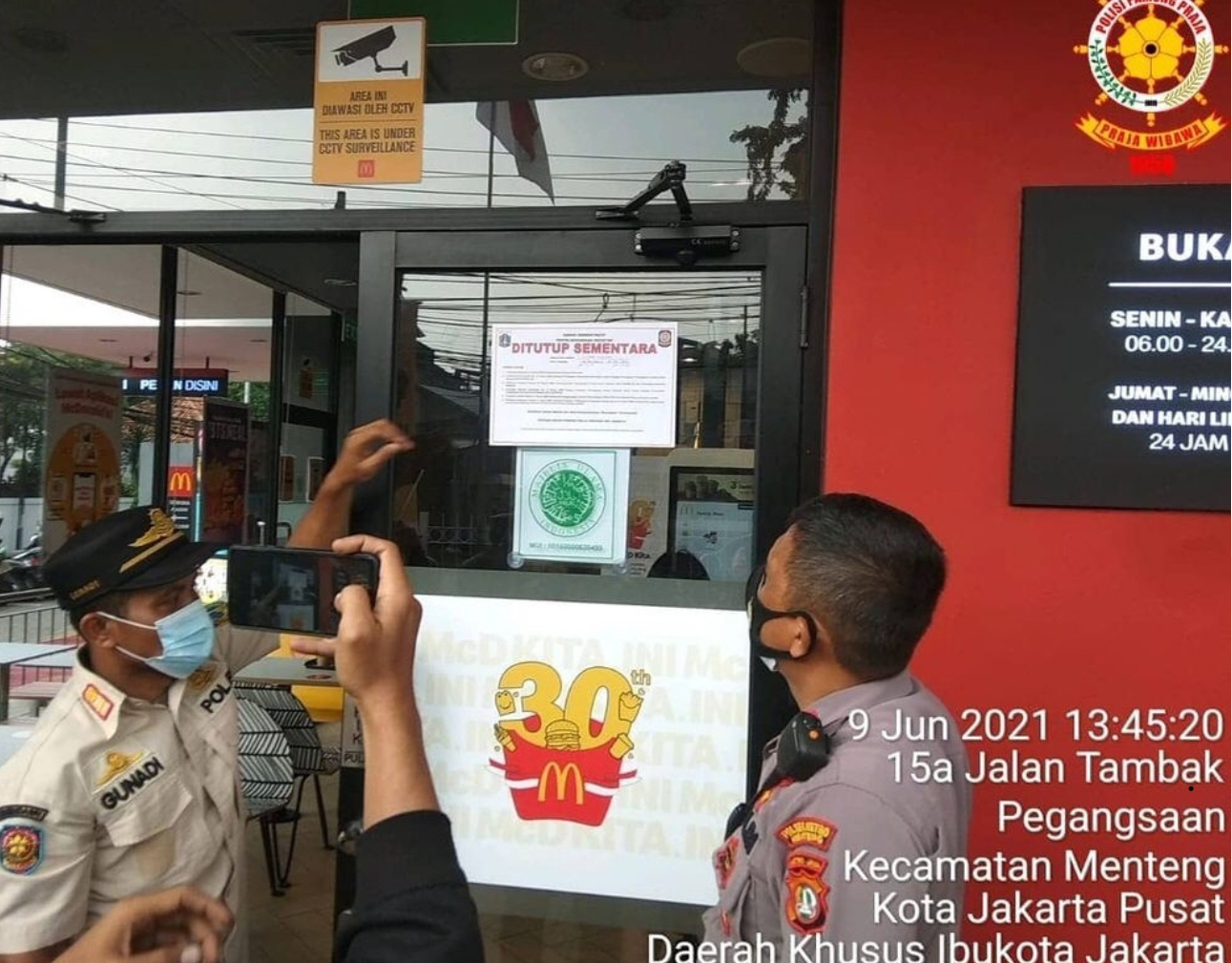 Sanksi penutupan gerai McD (dok. Instagram Satpol PP DKI Jakarta)