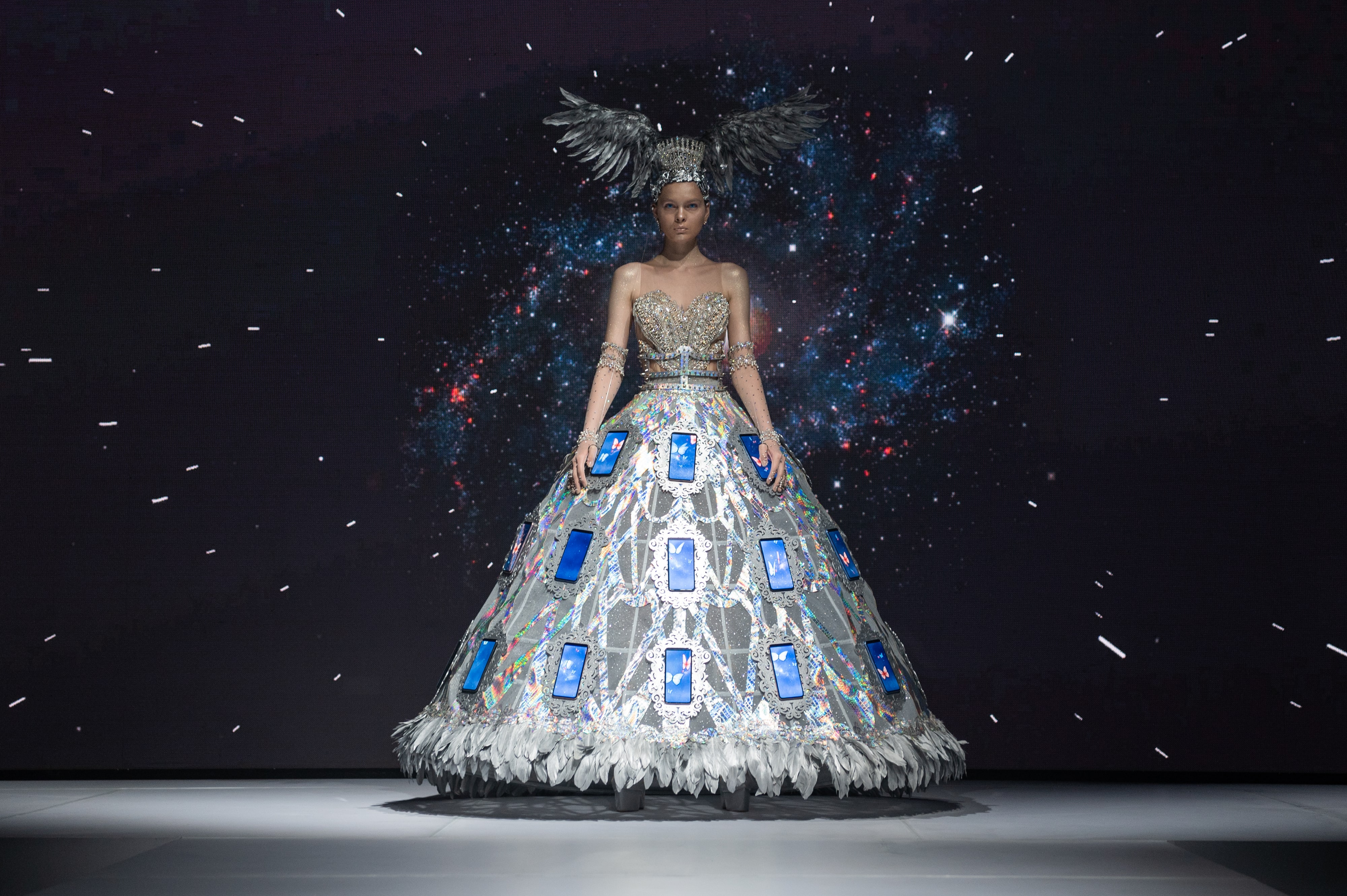 Gaun ponsel pintar dengan tema Seraphim karangan Diana Couture. (Dok. Xiaomi Indonesia)