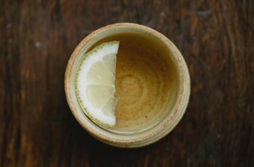 Ilustrasi teh hijau dan lemon. (Dok. Charlotte May dari Pexels) 