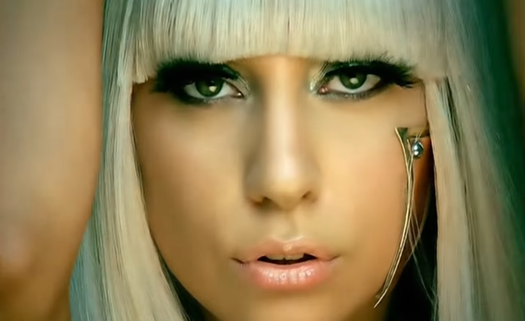 Poker Face Music Video. (Dok. YouTube Official)