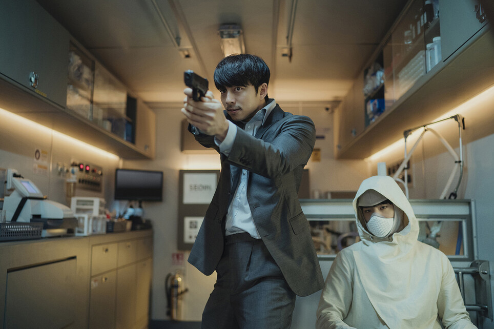 Gong Yoo dan Park Bo-Gum di film Seobok. (Dok. CJ ENM)