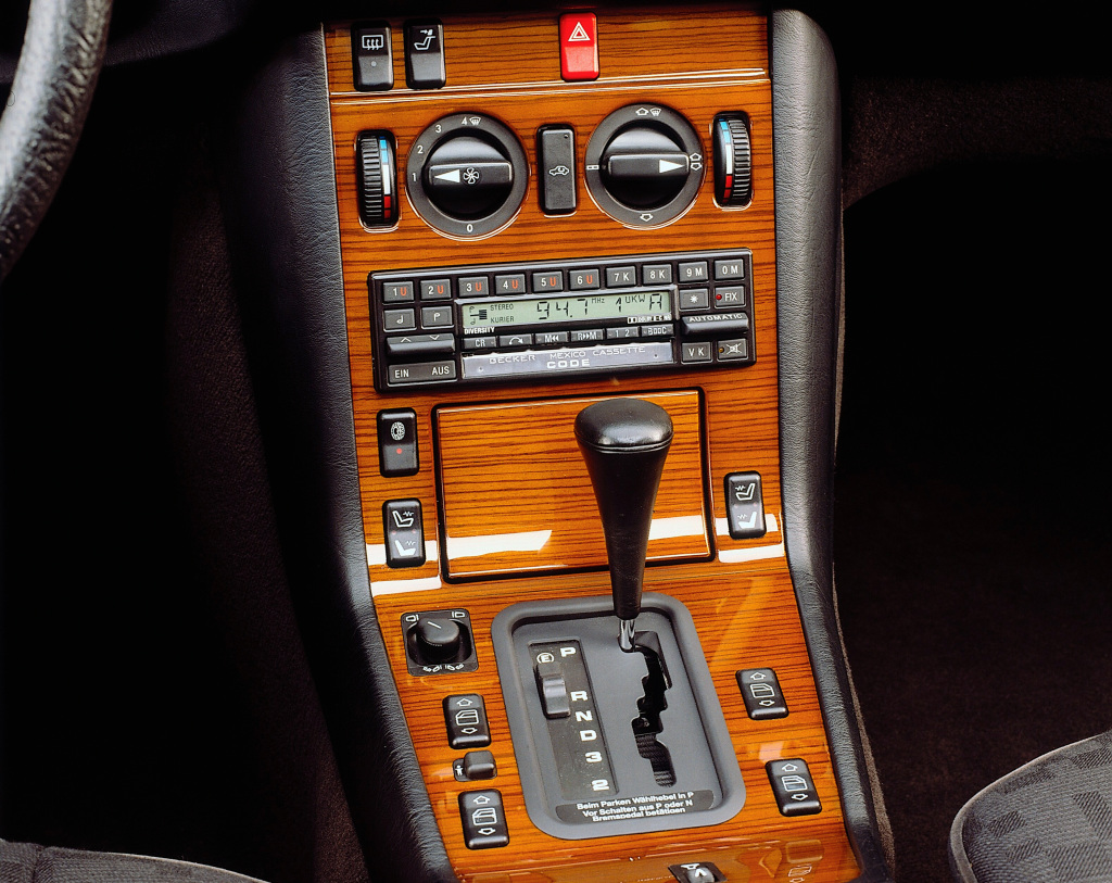 140 model Mercedes-Benz 300 SE dengan radio mobil Bekcer Mexico Casette, 1991. (Dok. Mercedes-Benz Classic Archives)