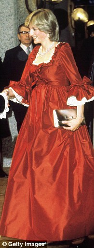Putri Diana dengan gaun David Sassoon (kiri) dan gaun Catherine Walker (Getty Images, Daily Mail, Harper