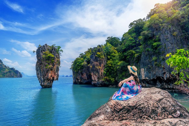 Pelancong tengah menikmati suasana di Phuket, Thailand (dok. Freepik)