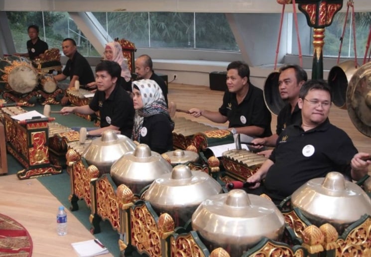 Para peserta Wiksatrian sedang memainkan alat musik gamelan (Dok. Wikasatrian)