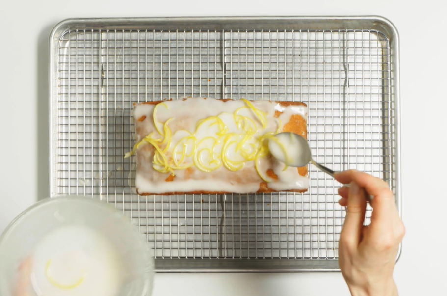 Tuang lemon glaze di atas kue. (Dok. Bon Appetit)