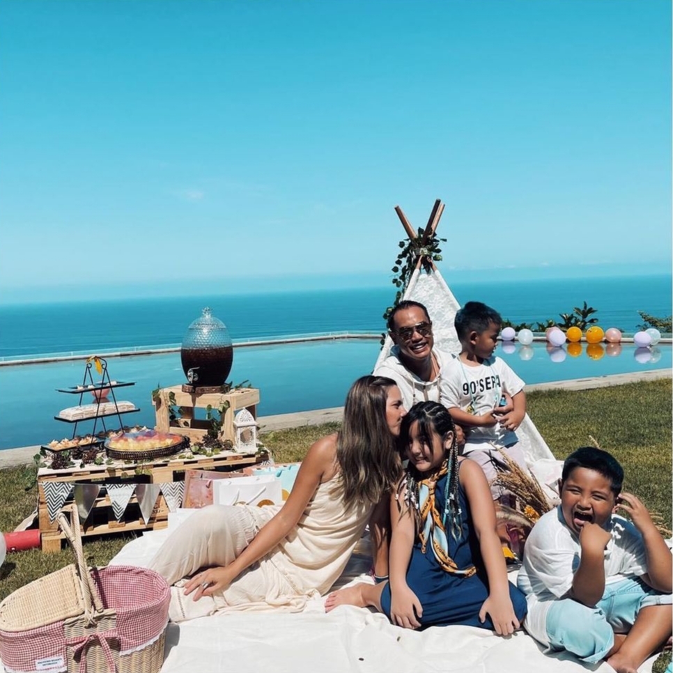Nia dan keluarga kecilnya piknik di Bali