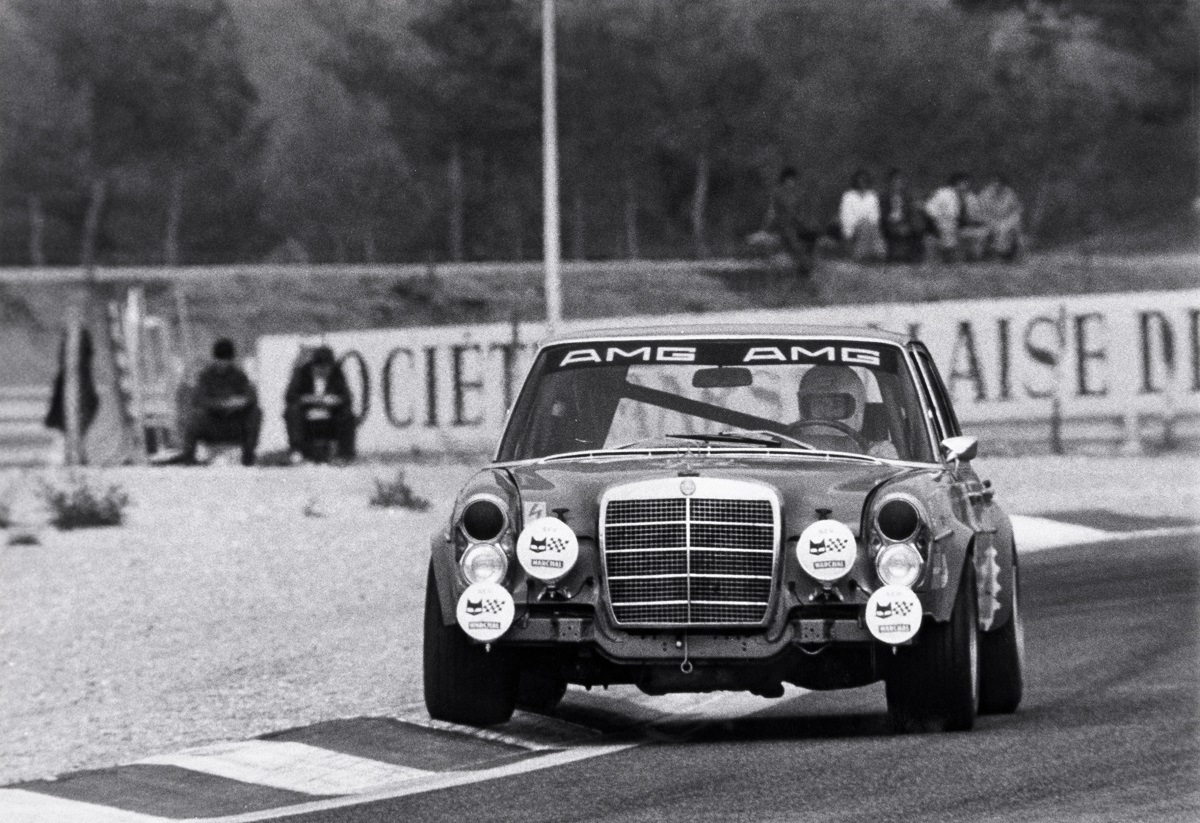 AMG 300 SEL 6.8 atau yang dikenal dengan julukan Red Pig ketika bertanding di 24 Hours of Spa-Francorchamps 1971. (Dok. Daimler)