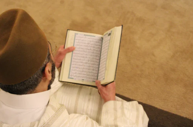 Membaca Al-Quran merupakan salah satu amalan yang bisa dilakukan untuk memperingati Tahun Baru Islam- Rachid Oucharia (Dok. Unsplash)