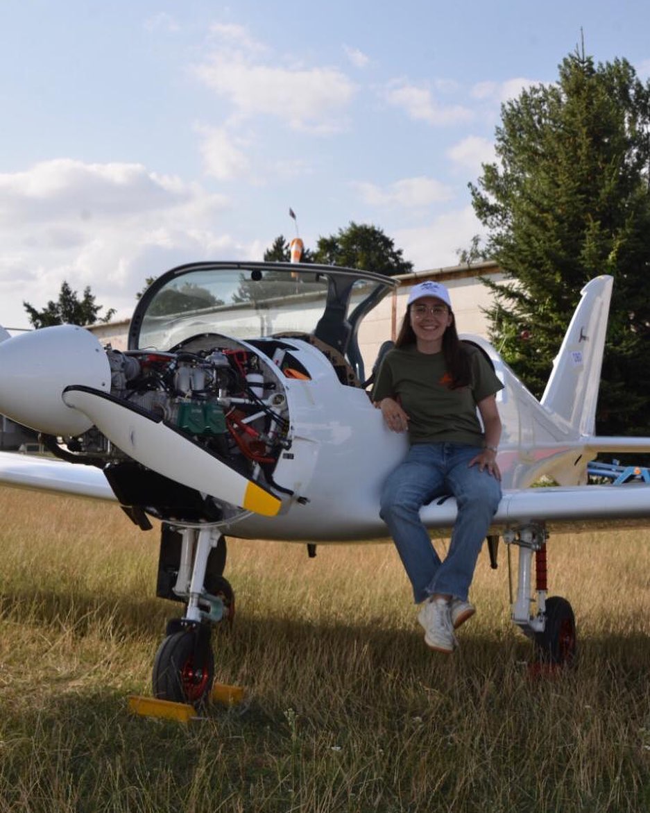 Zara Rutherford dan pesawatnya, Shark Aero (Dok. Fly Zolo Instagram)