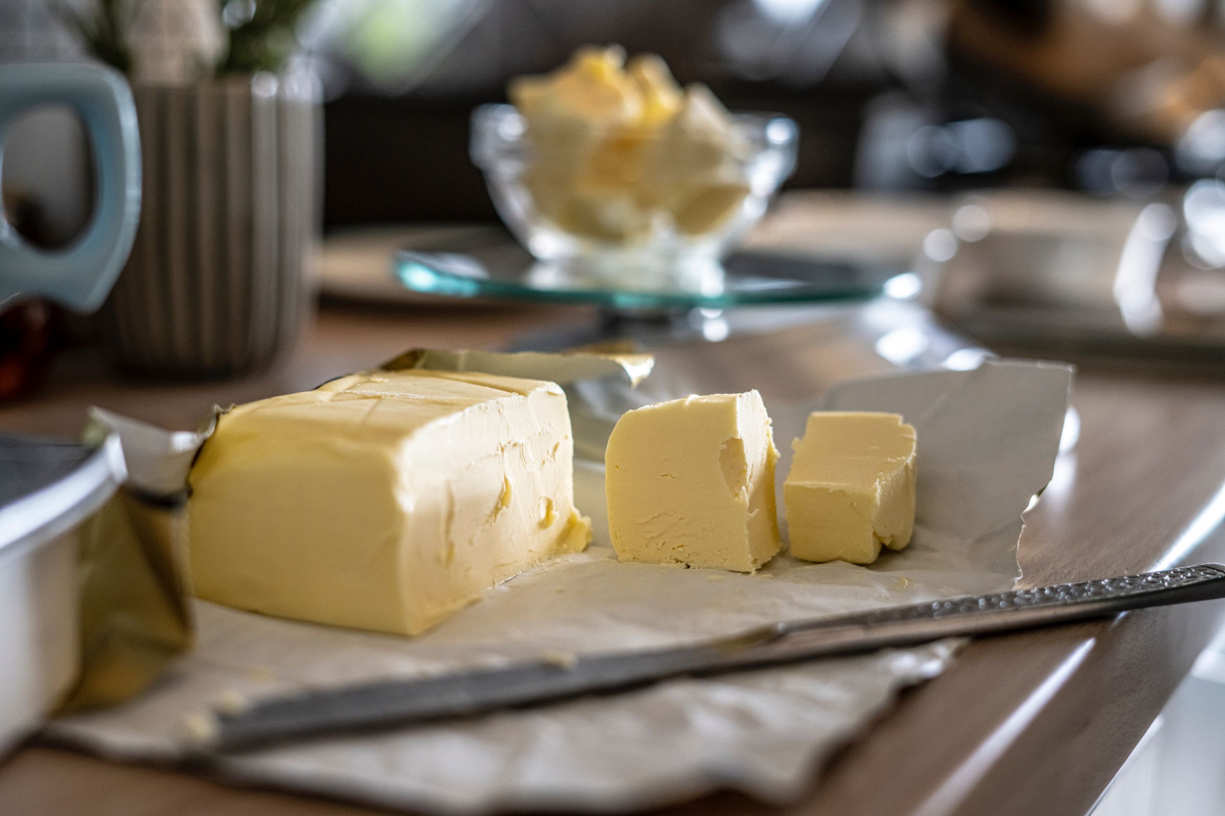 Pilih unsalted butter agar rasa asin tidak mengalahkan aroma bawang putih. (Photo by Sorin Gheorghita on Unsplash)