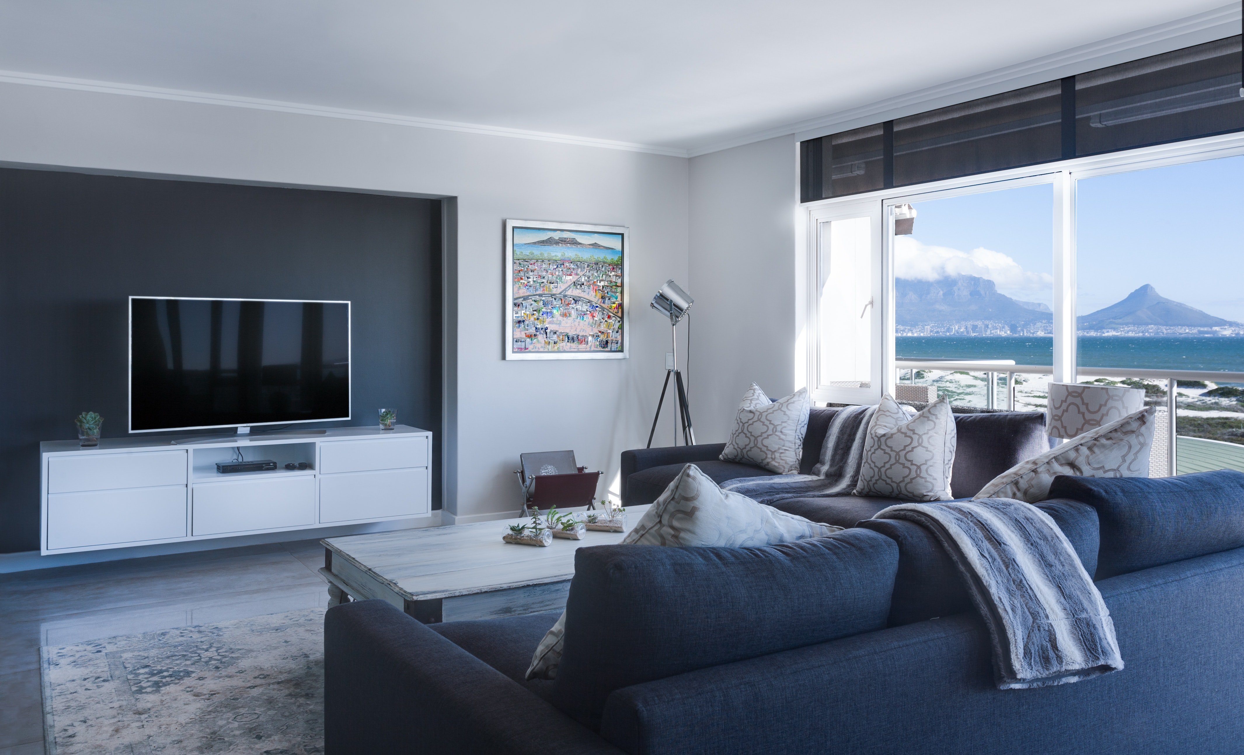 TV stand membuat tampilan ruang keluarga menjadi lebih tertata (Photo by Jean van der Meulen from Pexels)