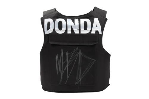 Vest Donda yang Dikenakan Kanye West Terjual US$20.000 Rompi anti peluru ini dikenakan West pada acara listening party di Atlanta, 5 Agustus 2021. (Dok. Justin Reed New York)