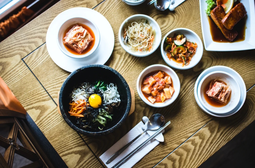 Ilustrasi makanan Korea (Dok. Jakub Kapusnak/Unsplash)