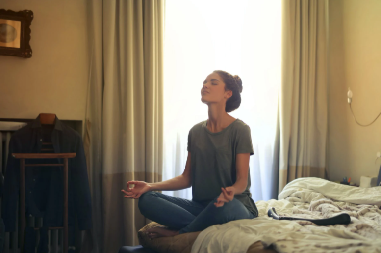 Melakukan meditasi sebelum tidur bisa membantu kualitas tidur menjadi lebi baik (Dok. Andrea Piacquadio