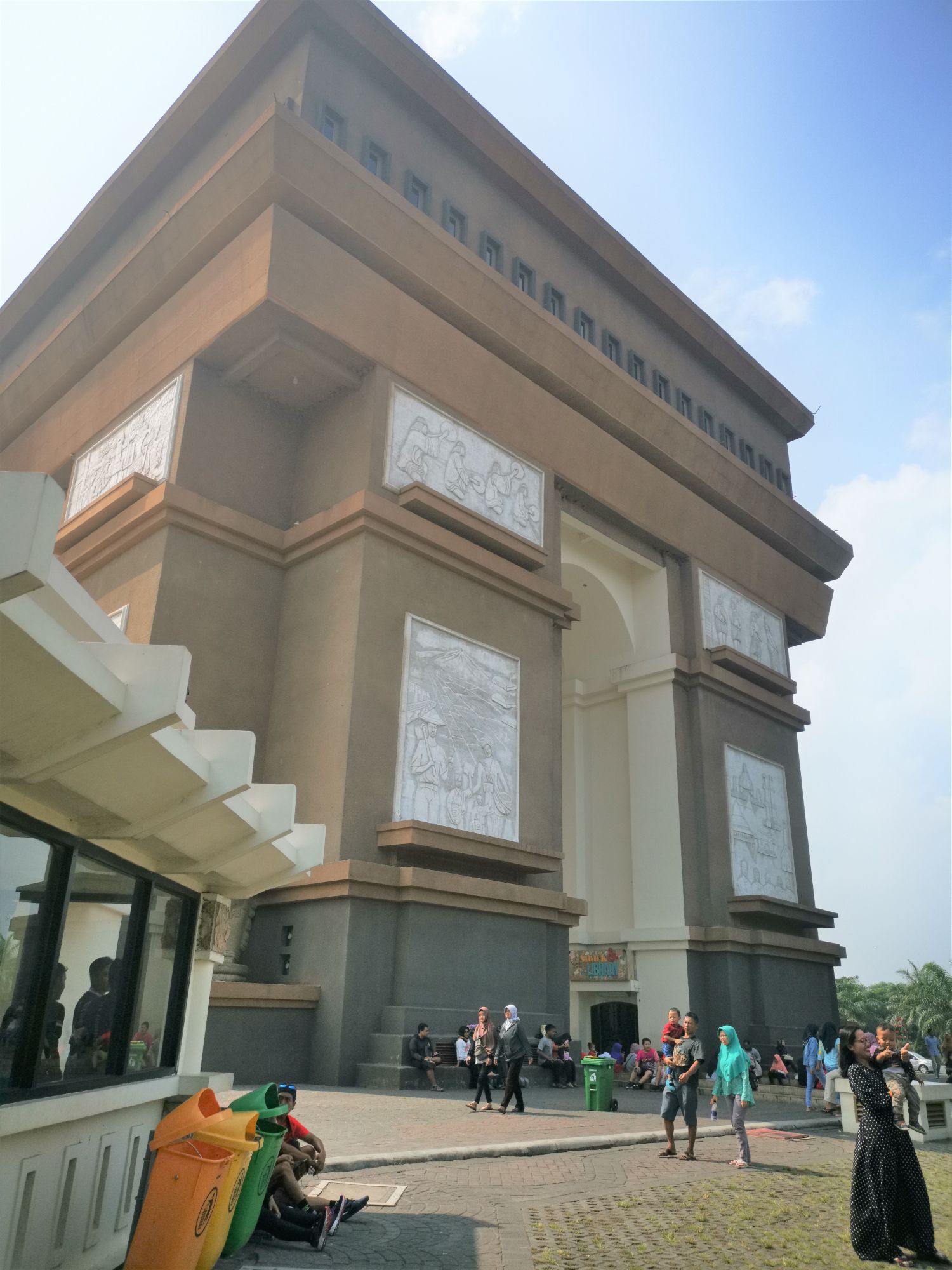 Monumen Simpang Lima Gumul, salah satu ikon Kabupaten Kediri yang lokasinya berjarak sekitar 6 km dari Kota Kediri (Dok Roni Yunianto)