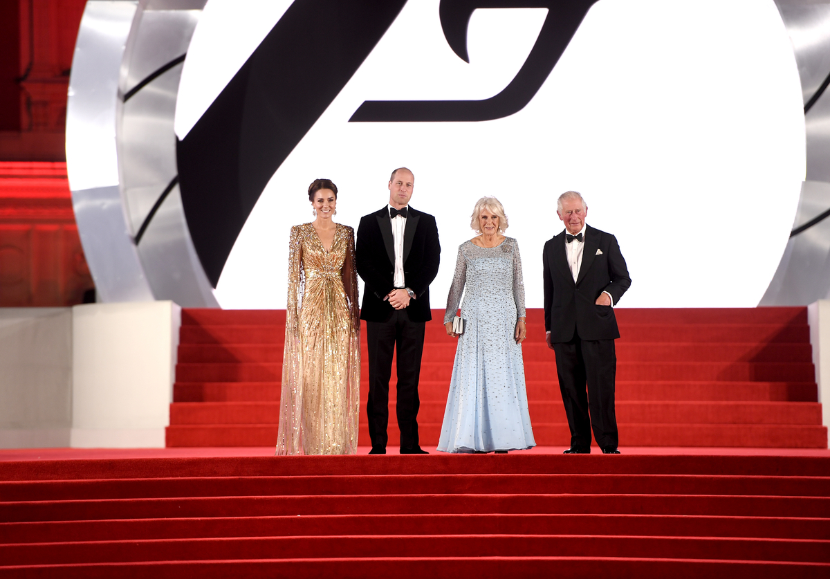 Pangeran William dan Kate Middleton beserta Pangeran Charles dan Camilla pada pemutaran perdana No Time to Die di Royal Albert Hall, London. (Dok. Official Twitter 007)