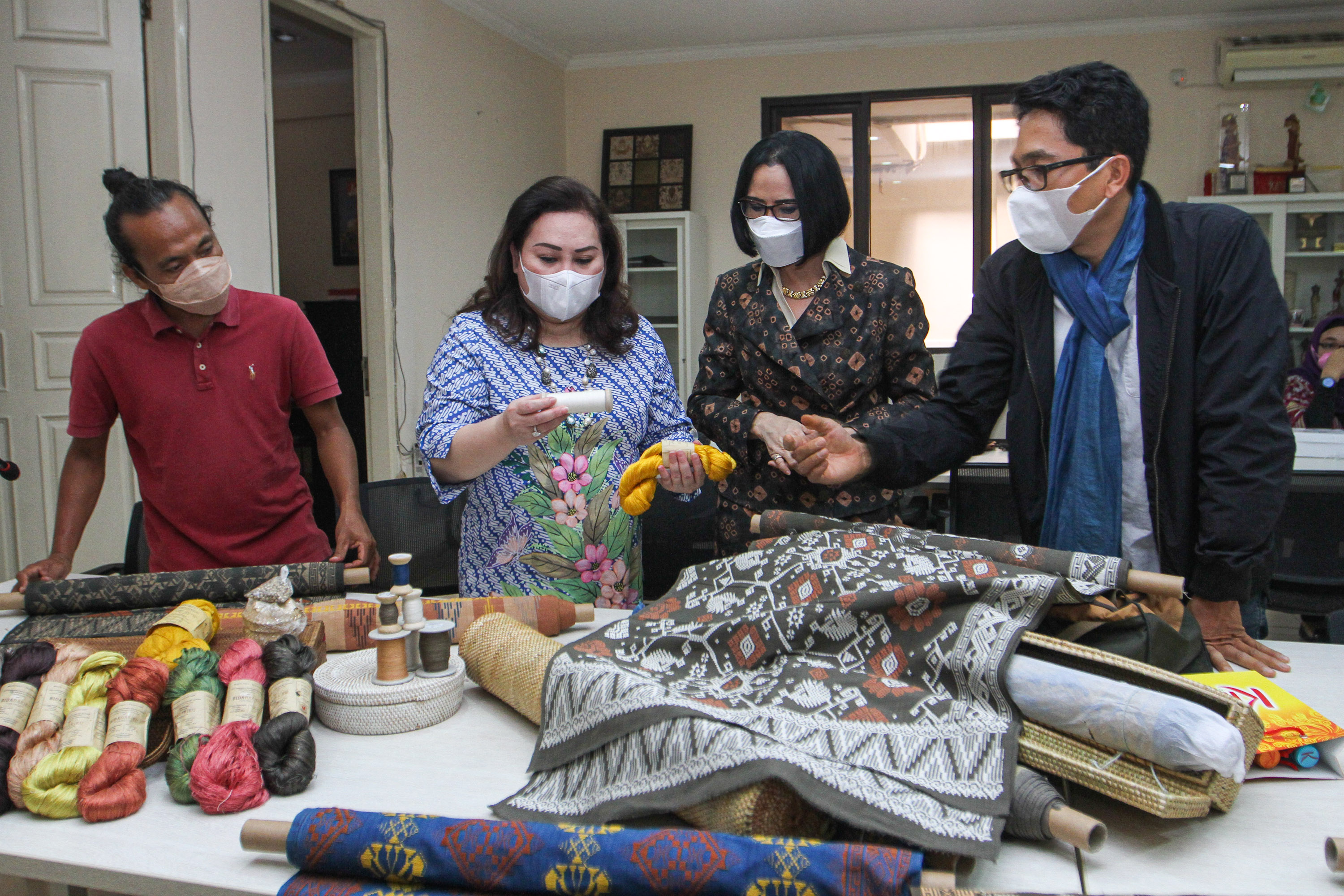 Tri Hanurita dan Poppy Dharsono melihat produk tenun dan songket dari Pesona Alam (Hypeabis.id/Arief Gunawan) 