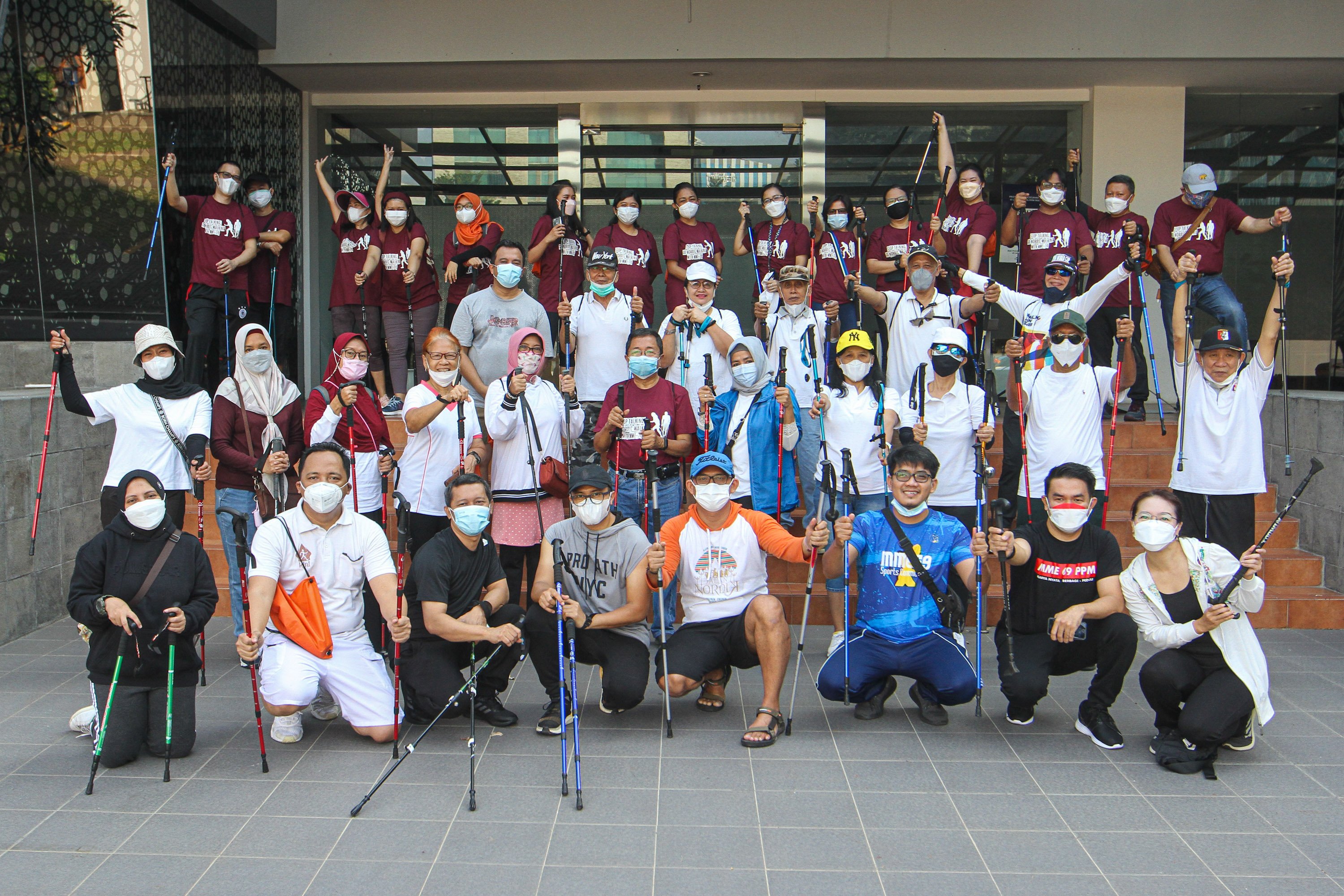 Para anggota KJNI Jakarta berfoto sebelum memulai jalan nordik di Gedung Bina Manajemen, Jakarta, Minggu (24/10) 