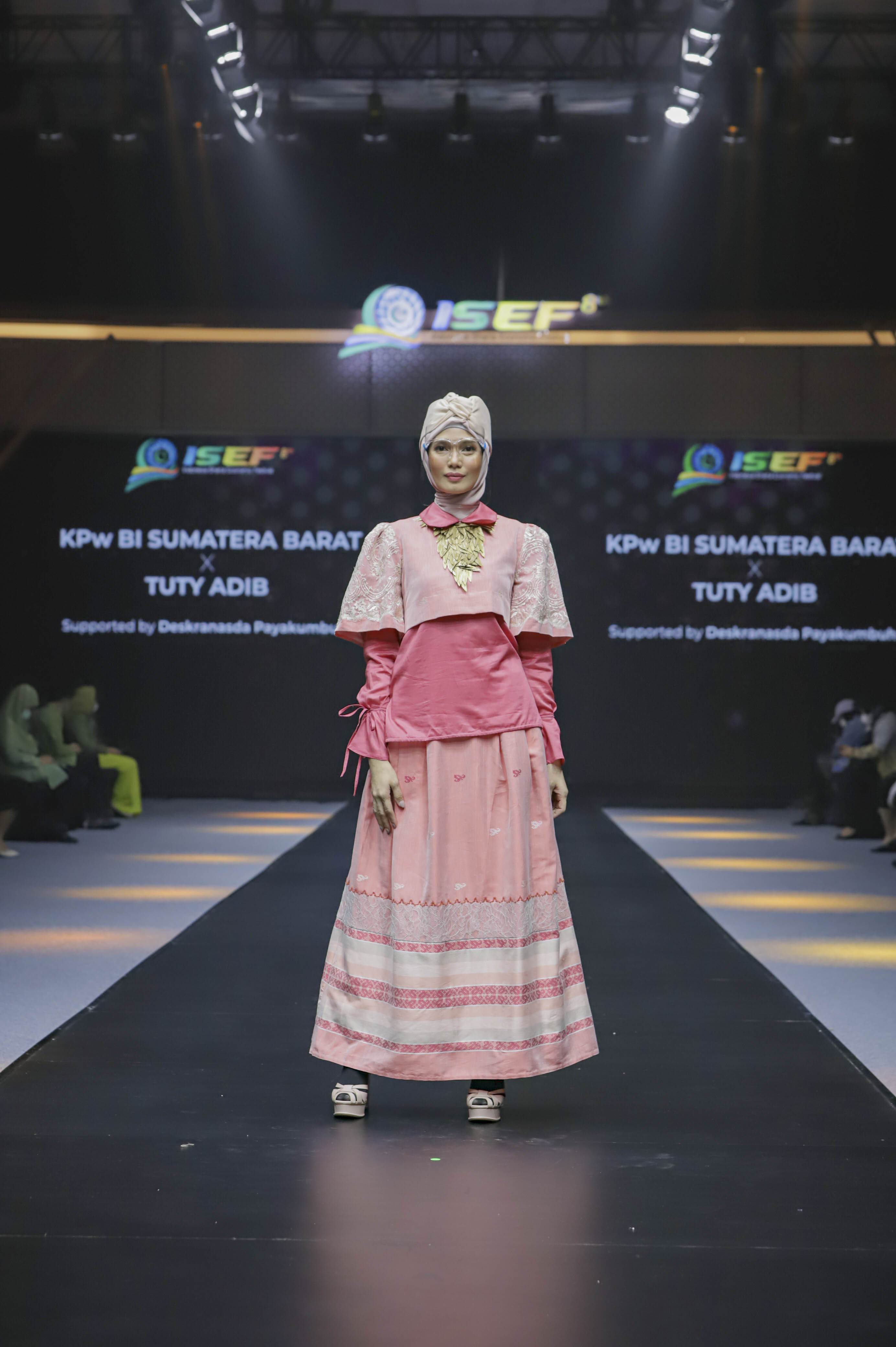 Bertajuk UNI, koleksi tenun ini terinspirasi dari baju kurung. (Dok. ISEF 2021, Indonesian Fashion Chamber)