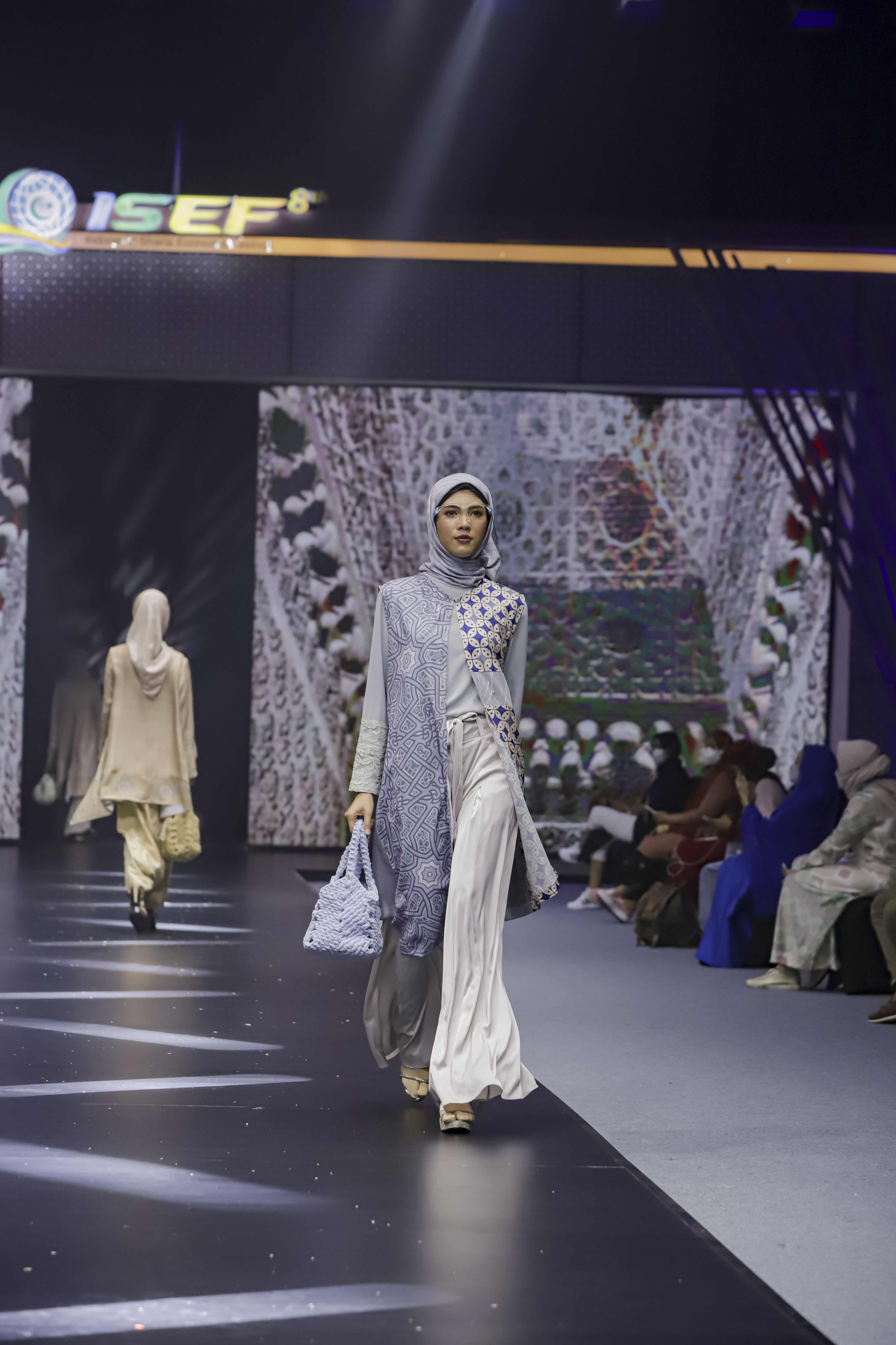 Rancangan Meeta Fauzan dan Nuniek Mawardi di Sustainable Muslim Fashion ISEF 2021. (Dok. ISEF 2021, Indonesian Fashion Chamber)