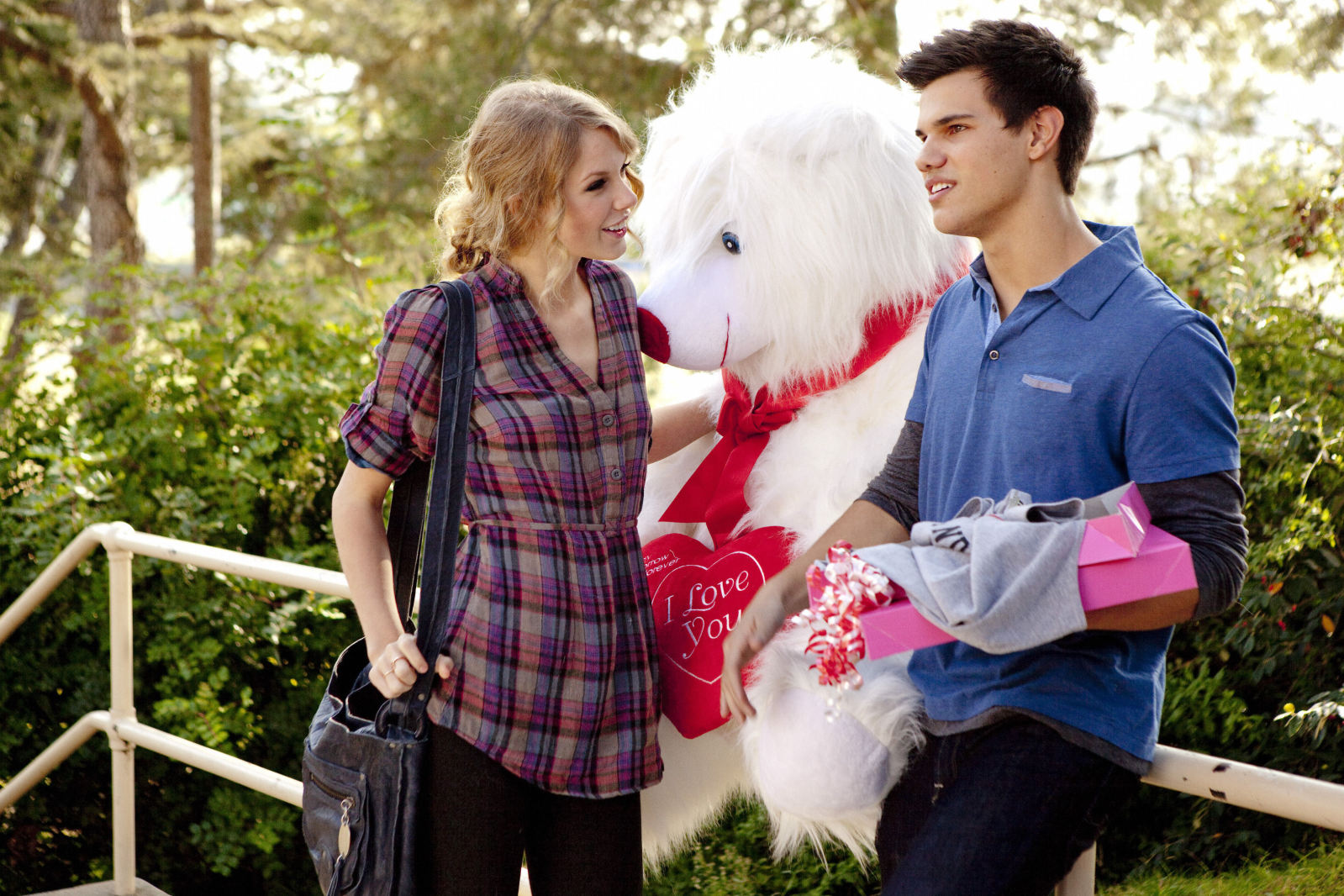 Taylor Swift dan Taylor Lautner di film Valentine's Day. (Dok. Warner Bros.)