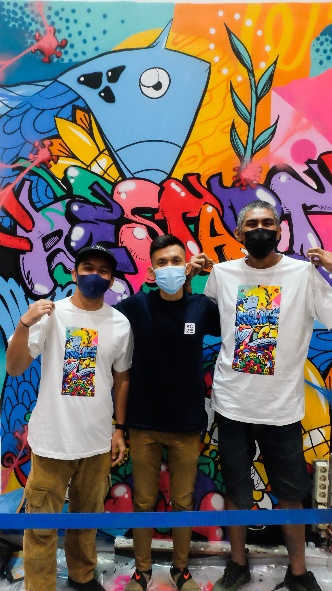 Arnies Muhammad; Amadeo Kusuma,MarCom Koze Indonesia; dan Mr. Wormo di atraksi mural Booth KOZE INDONESIA di JakCloth, Hall JCC Senayan. (Dok. Hypefast)