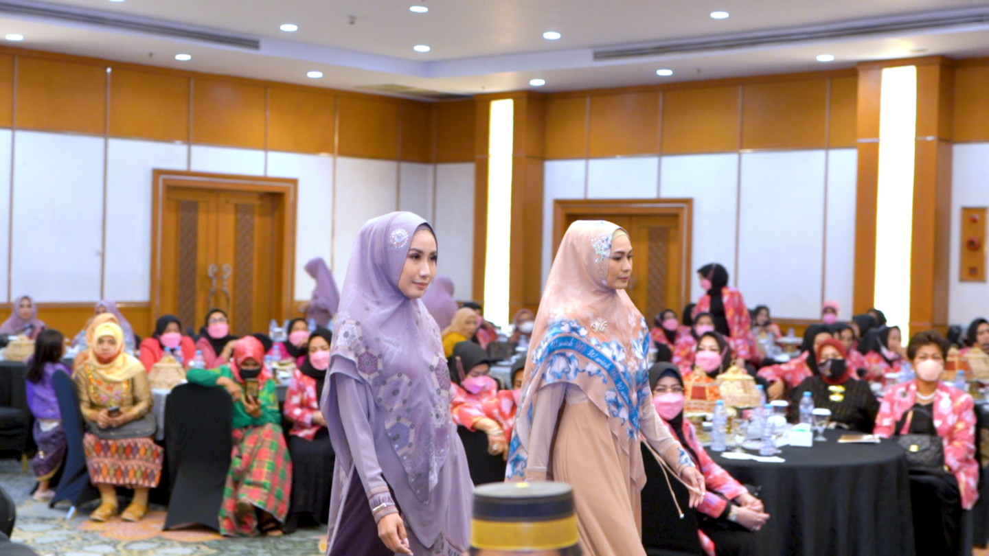 Koleksi Wwiek Muslimah dan Wiwiek Hatta Luxury Syar’i. (Dok. Indonesian Fashion Chamber)