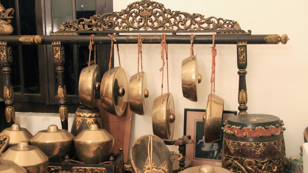Gendang dan gong menjadi bagian dari instrumen gamelan (Dok. Indonesia Kaya)