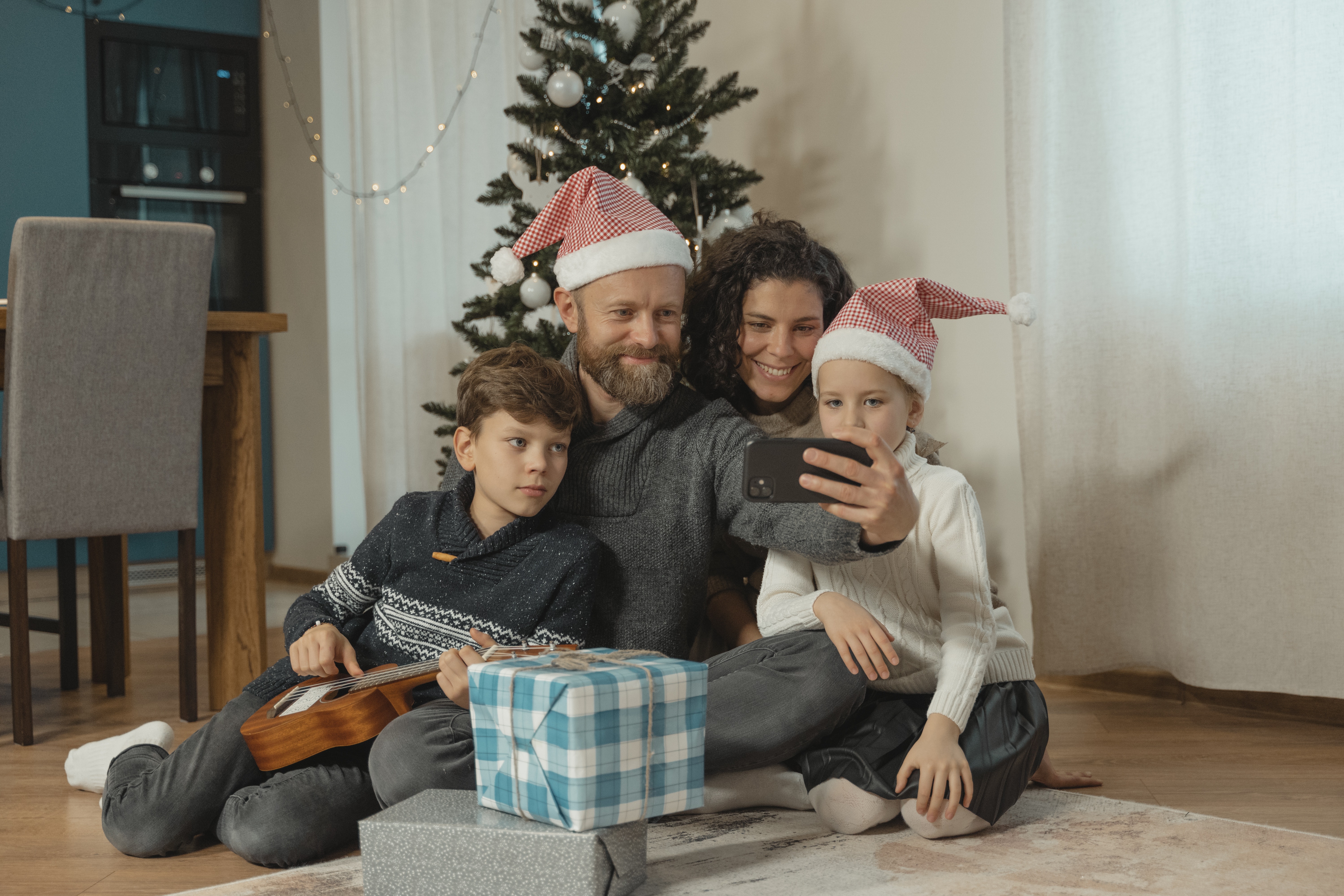 Ilustrasi kebersamaan keluarga saat Natal (Dok.  Tima Miroshnichenko/Pexels)
