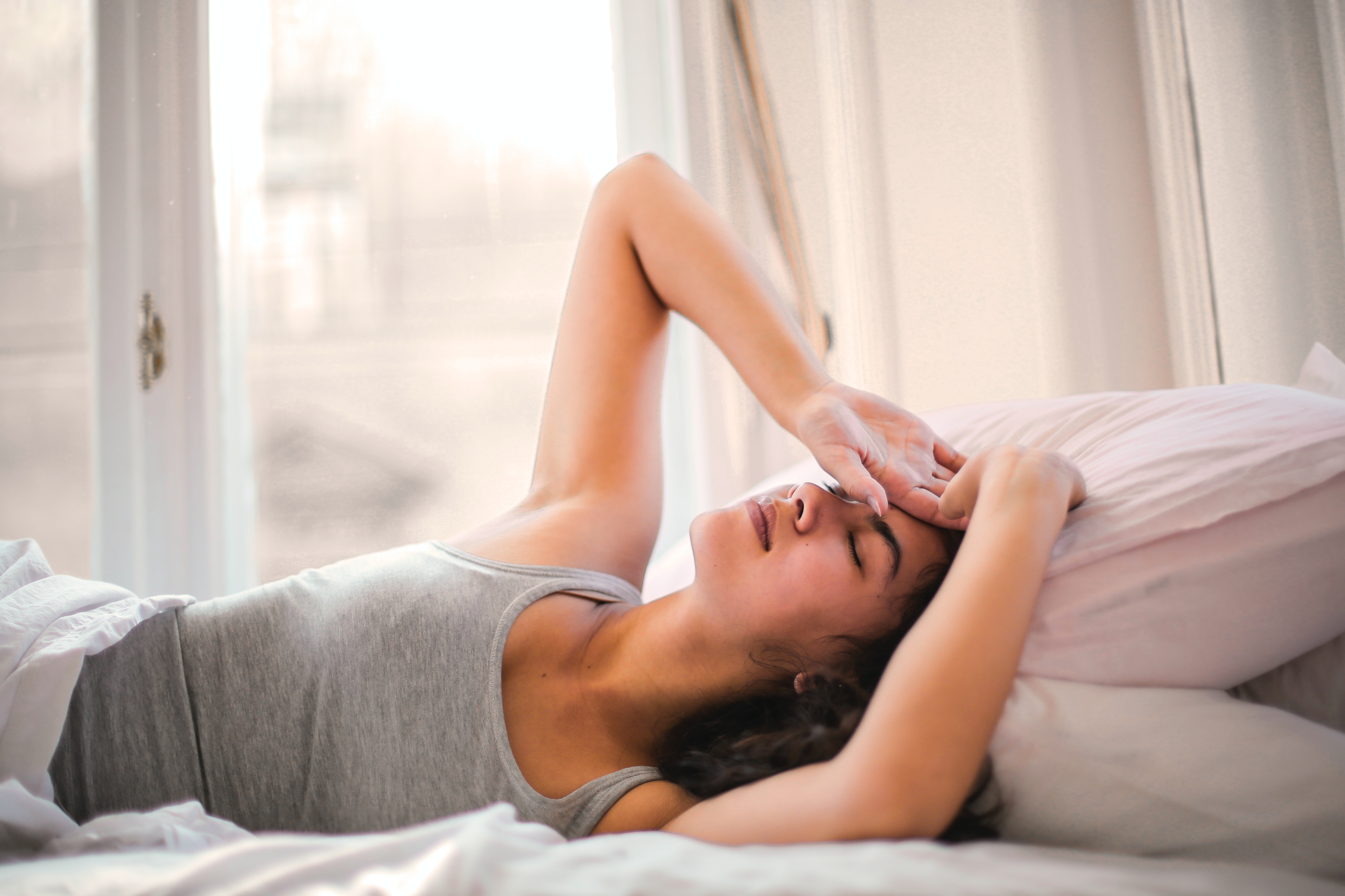 Gangguan tidur bisa menjadi salah satu penyebab seseorang mudah lelah (Dok. Andrea Piacquadio/Pexels)