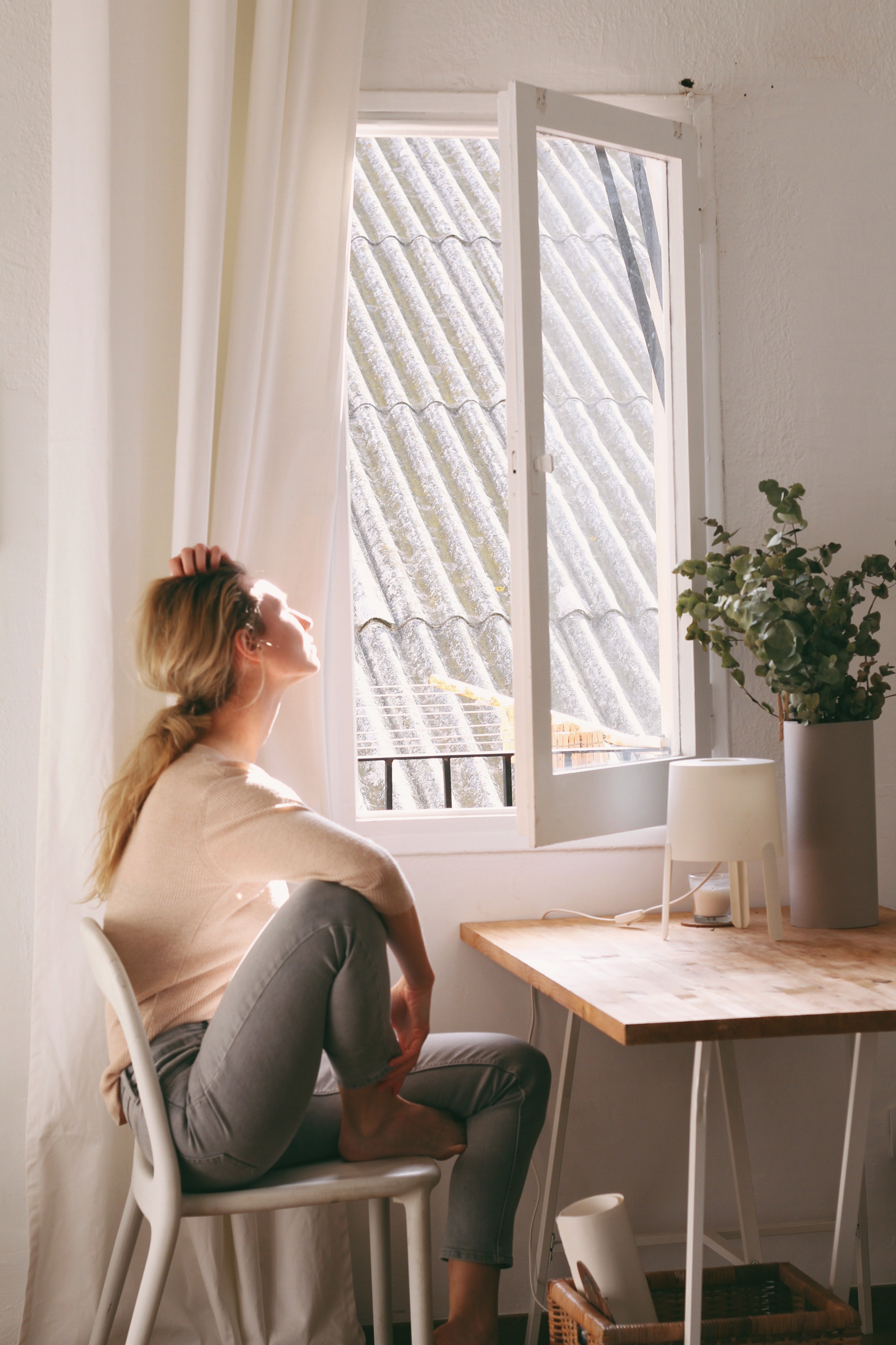 Cahaya matahari yang masuk lewat jendela bisa memberikan energi baik dalam rumah (Dok. Tatiana/Pexels)