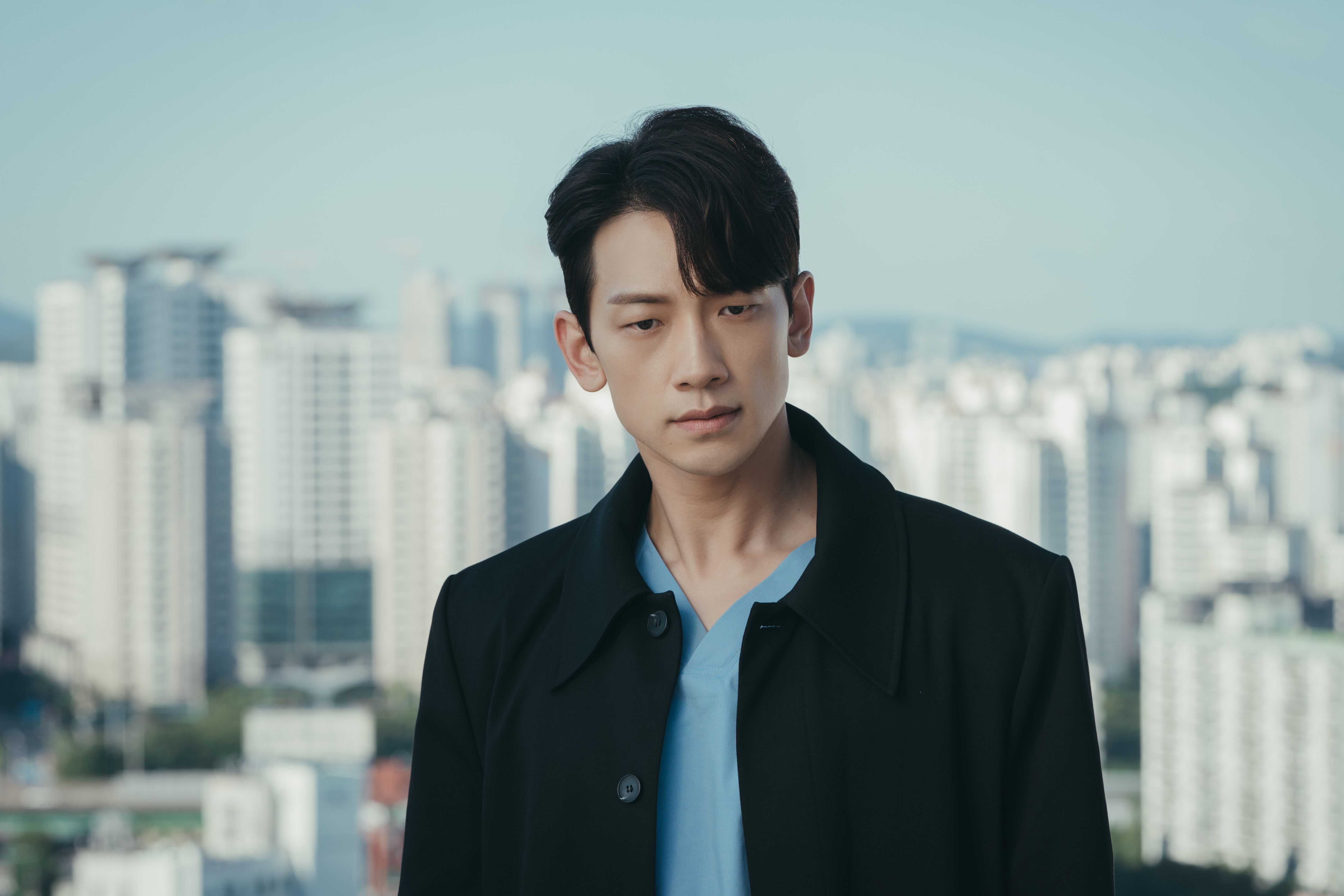 Rain sebagai Cha Young-min dalam drama Ghost Doctor. (Dok. tvN/Viu)