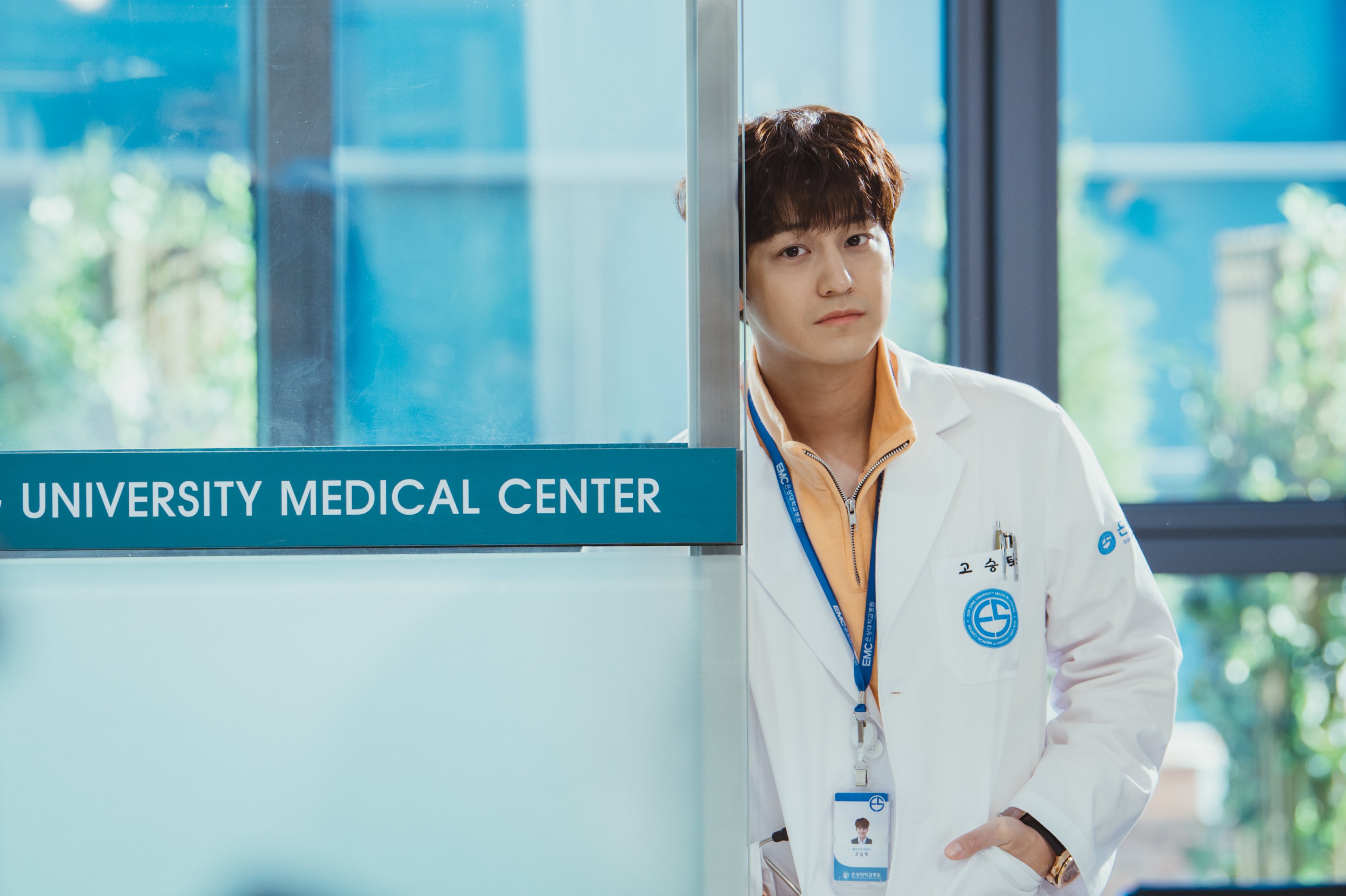 Kim Bum sebagai Go Seung-tak dalam drama Ghost Doctor. (Dok. tvN/Viu)