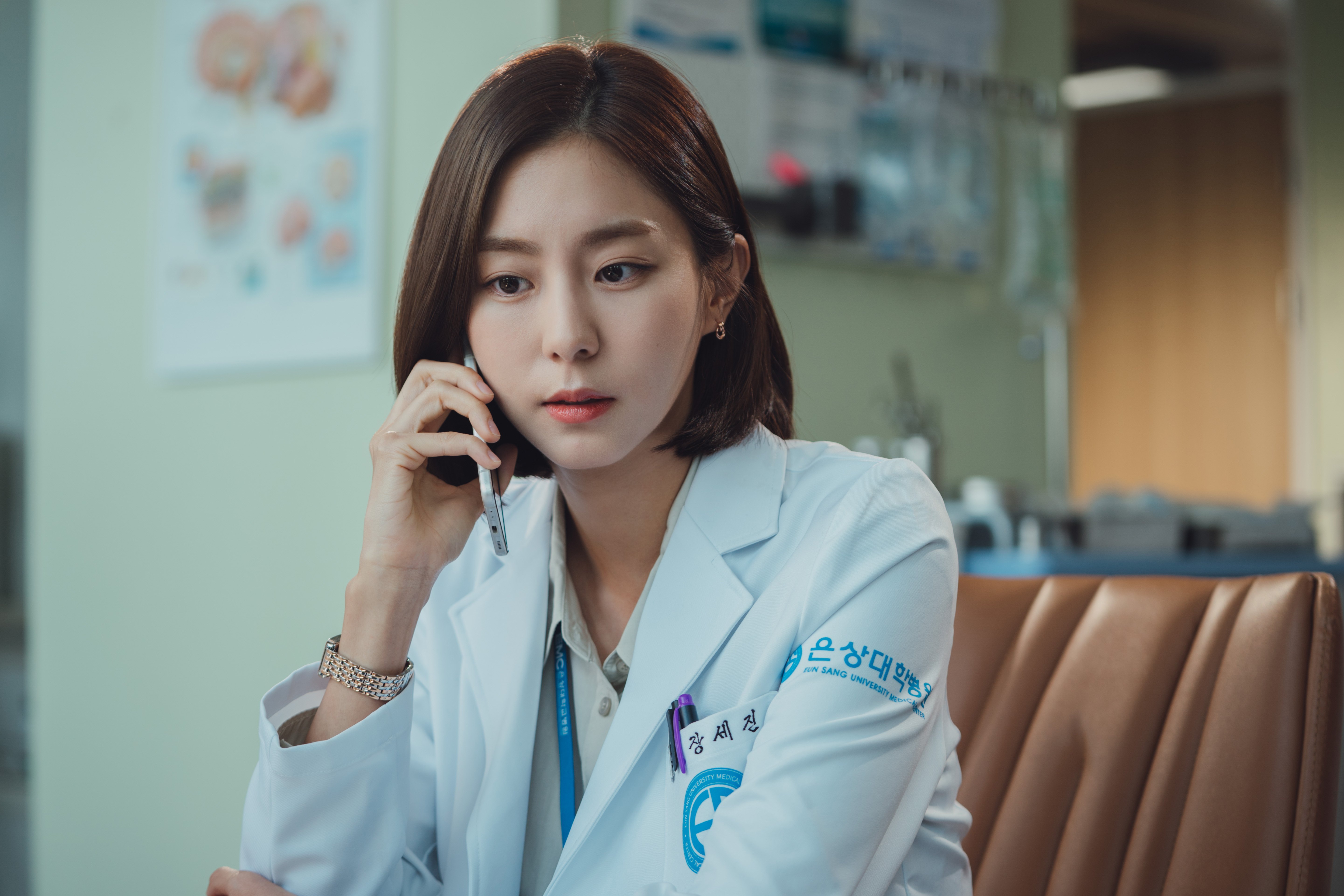 Uee sebagai Jang Se-jin dalam drama Ghost Doctor. (Dok. tvN/Viu)