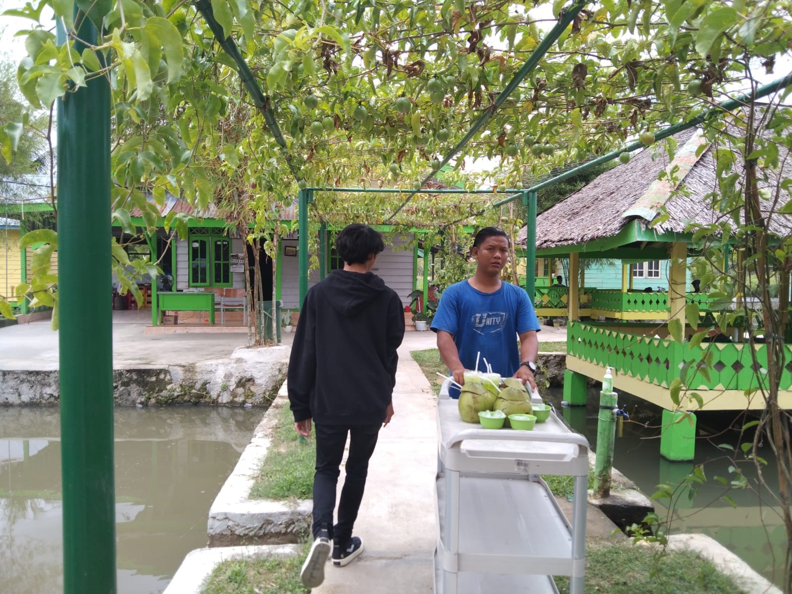 Salah seorang pelayan di Resto Riung Gunung sedang mengantar pesanan pelanggan (Sumber gambar: DokPri)