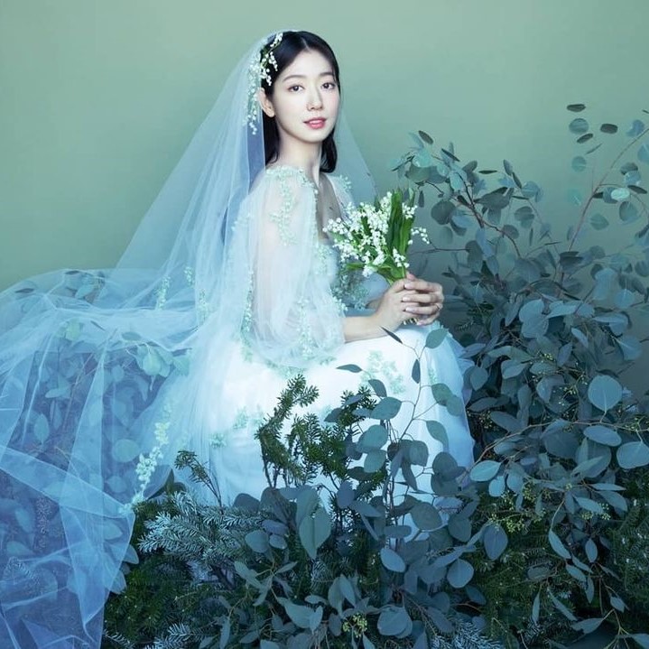 Park Shin-hye dengan gaun dari koleksi Wildflower S/S 2022 Monique Lhuillier.