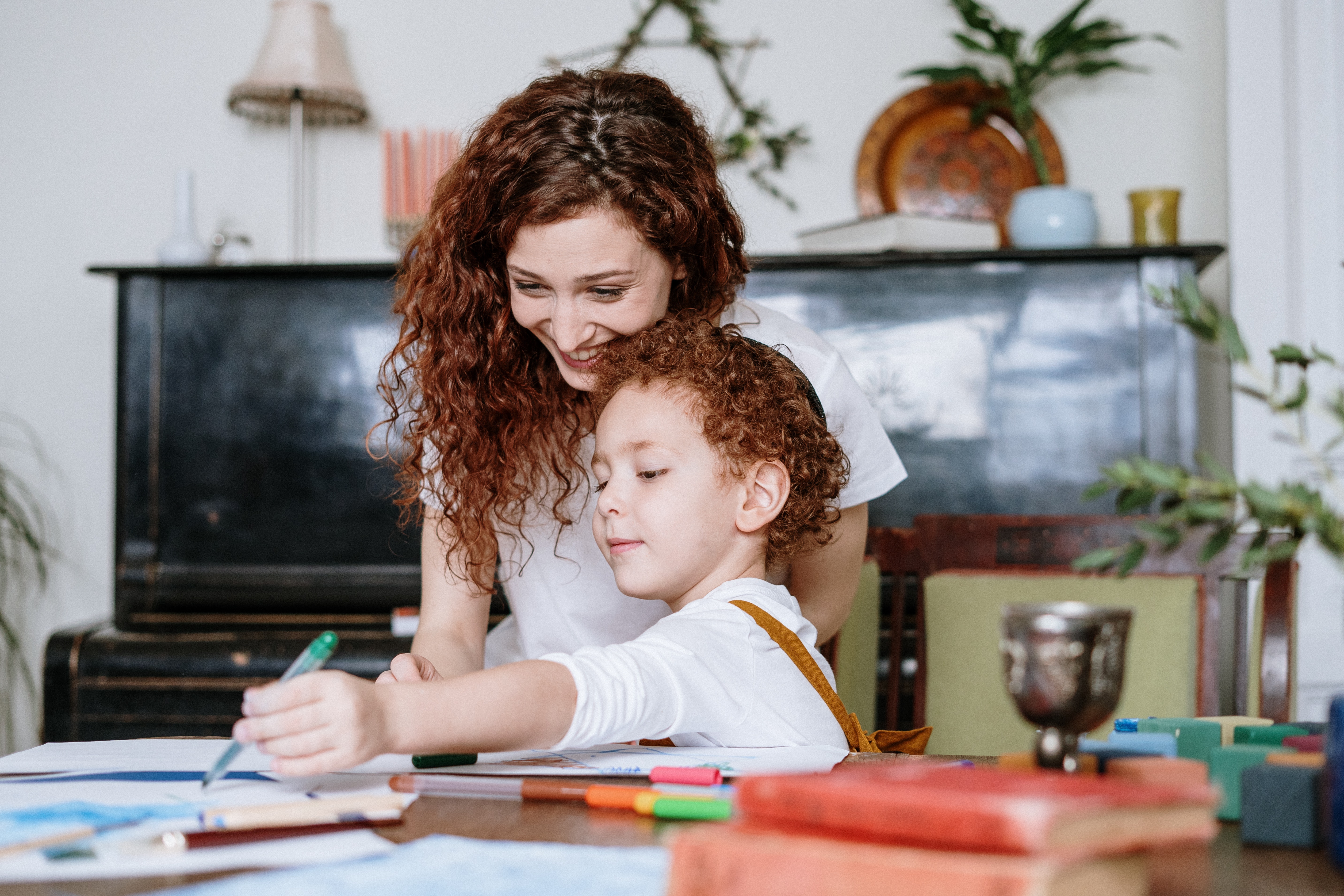 Berkreasi bersama anak bisa mencegah bosan saat berada di rumah (Dok. Cottonbro/Pexels)