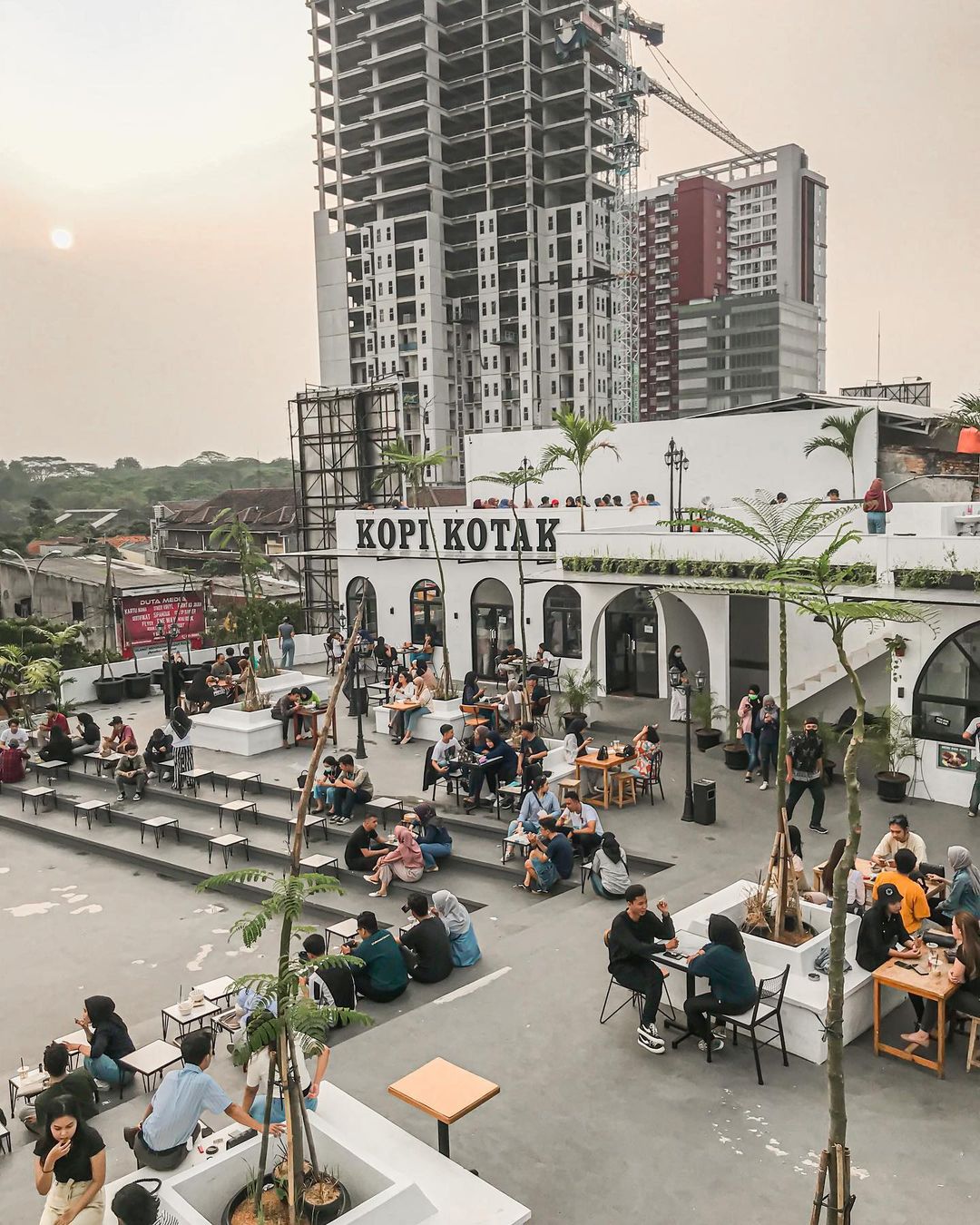 Suasana di kafe rooftop Kopi Kotak Depok (Foto: Kopi Kotak/Instagram)