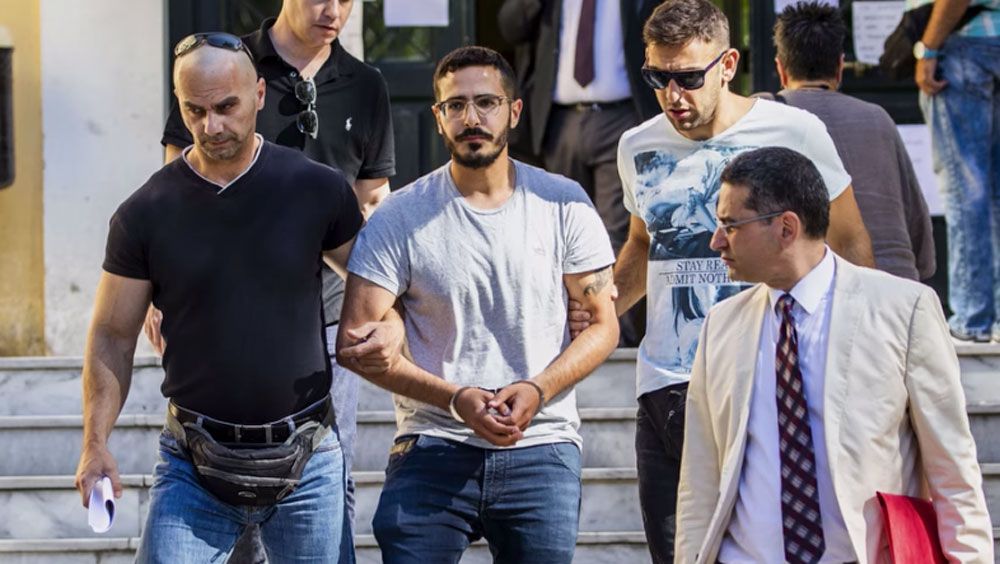 Simon Leviev ketika ditangkap di Yunani pada Juli 2019. (Sumber gambar: Netflix)